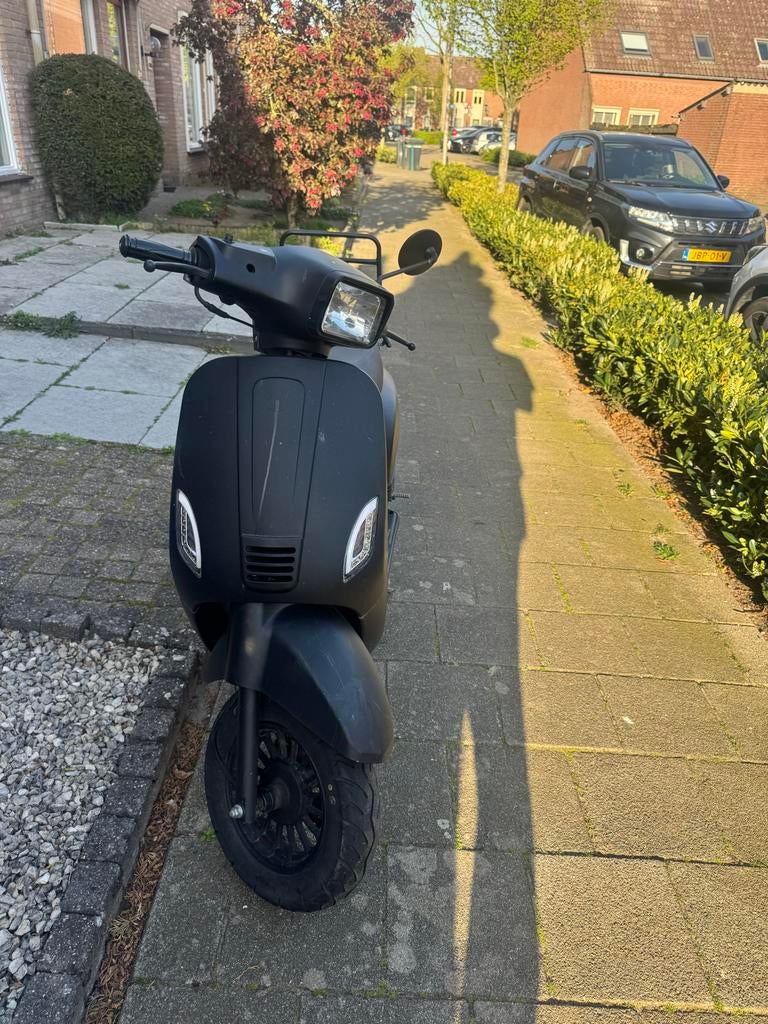 Zwarte Sourini Scooter - KAPOT. Enkel voor onderdelen oid, Fietsen en Brommers, Gebruikt, Benzine, Ophalen, Overige merken