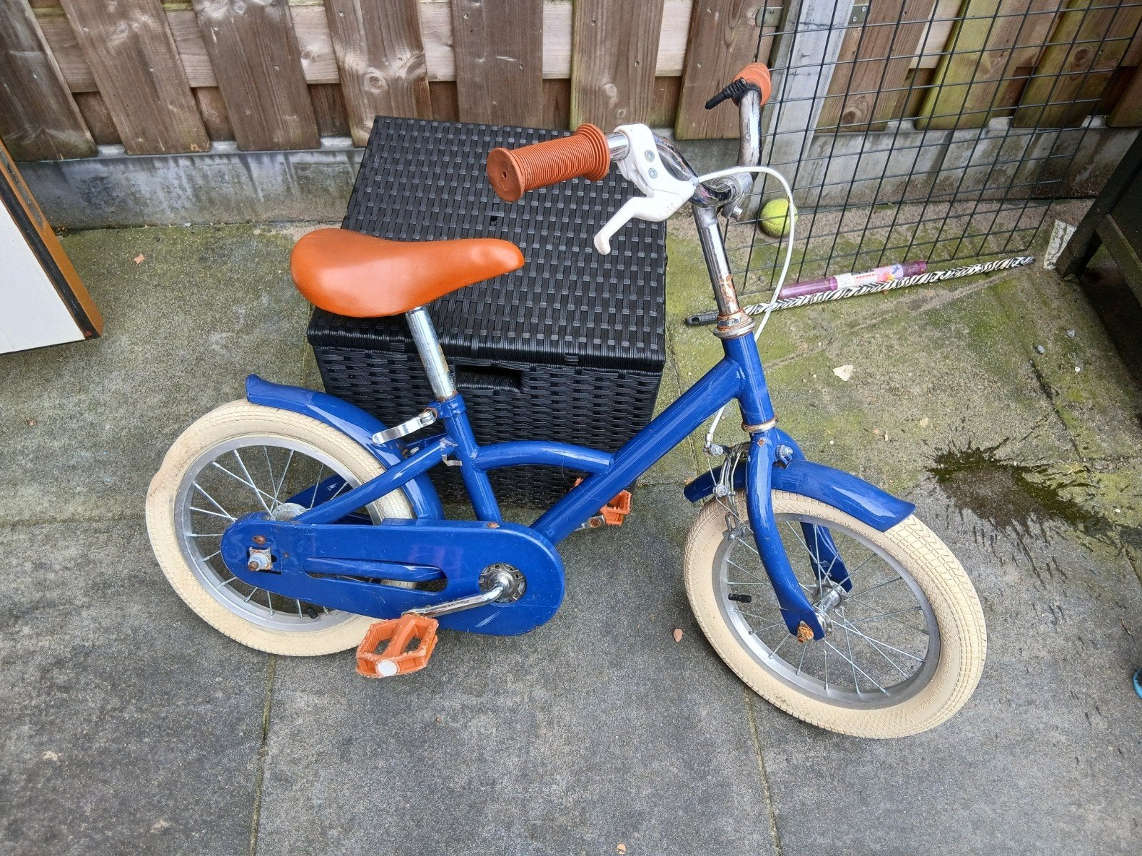 Blauwe kinderfiets met lekke band - opknapper, Ophalen, Gebruikt, Velgrem, 16 tot 20 inch
