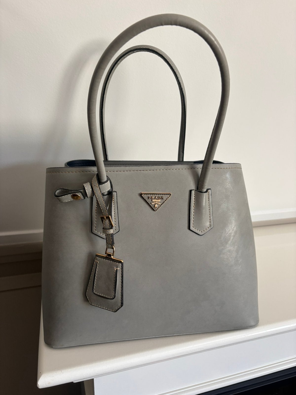 Prada Handtas – Grijs – Nieuw / Nooit gebruikt, Ophalen of Verzenden, Zo goed als nieuw, Grijs, Handtas