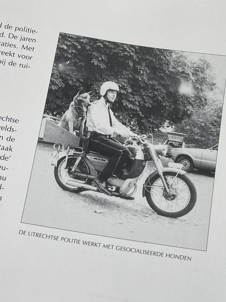 Beelden terugblik op politiewerk in Utrecht  (1993), Verzamelen, Militaria | Algemeen, Ophalen of Verzenden, Overige soorten, Nederland