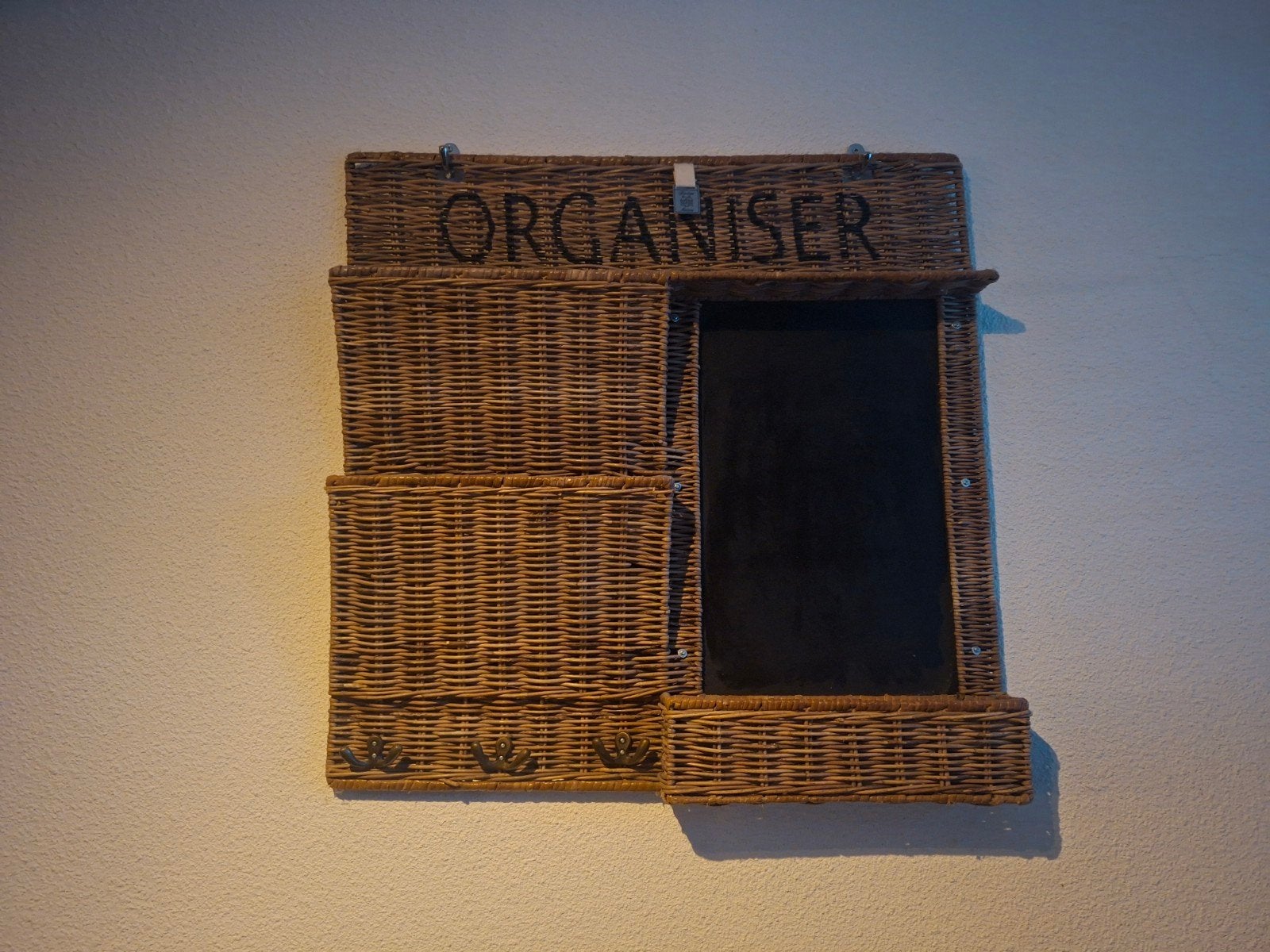 Riviera Maison rotan organiser met krijtbord en opbergvakken, Ophalen, Gebruikt, Landelijk, Natuurlijk materiaal