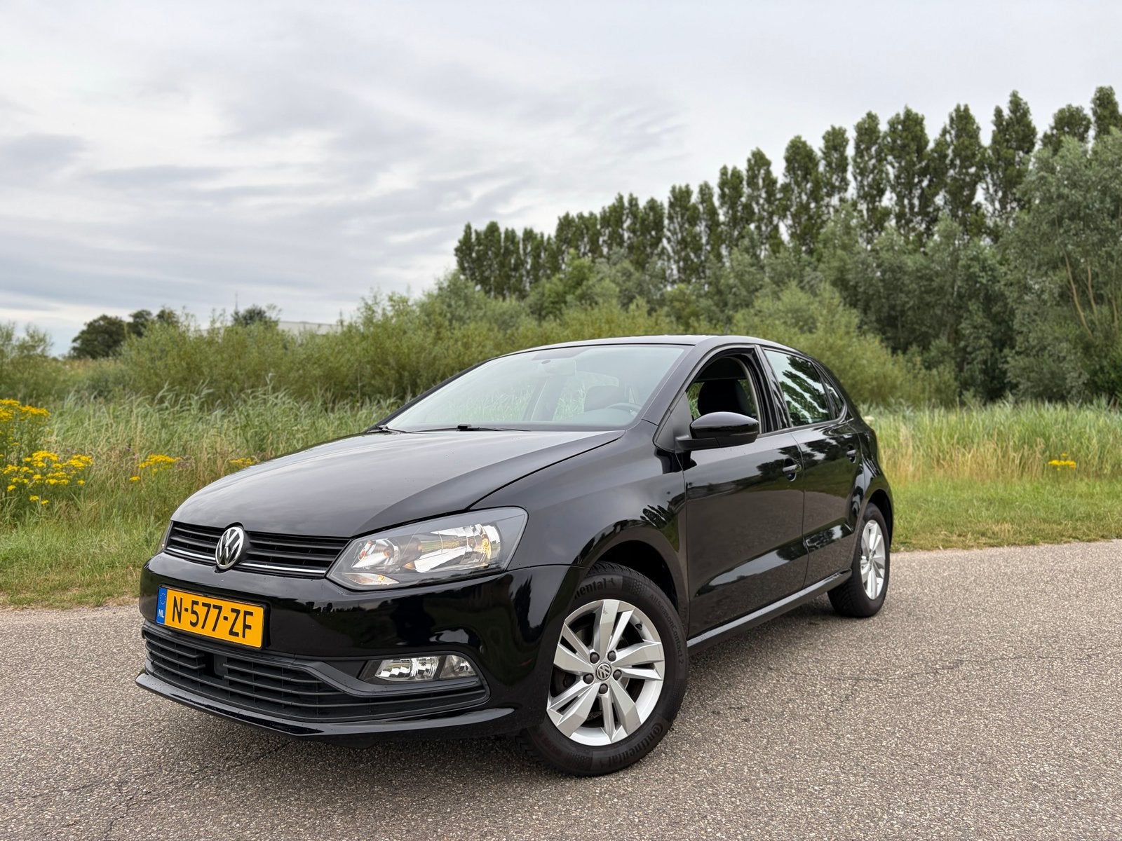 Volkswagen Polo 1.0 bluemotion 2015 airco 5 DRS zwart, Auto's, Start-stop-systeem, Stof, 40 €/maand, Zwart
