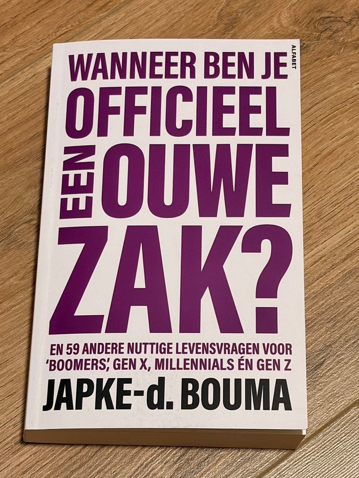 Japke-d  Bouma Wanneer ben je officieel een ouwe zak?, Ophalen of Verzenden, Zo goed als nieuw