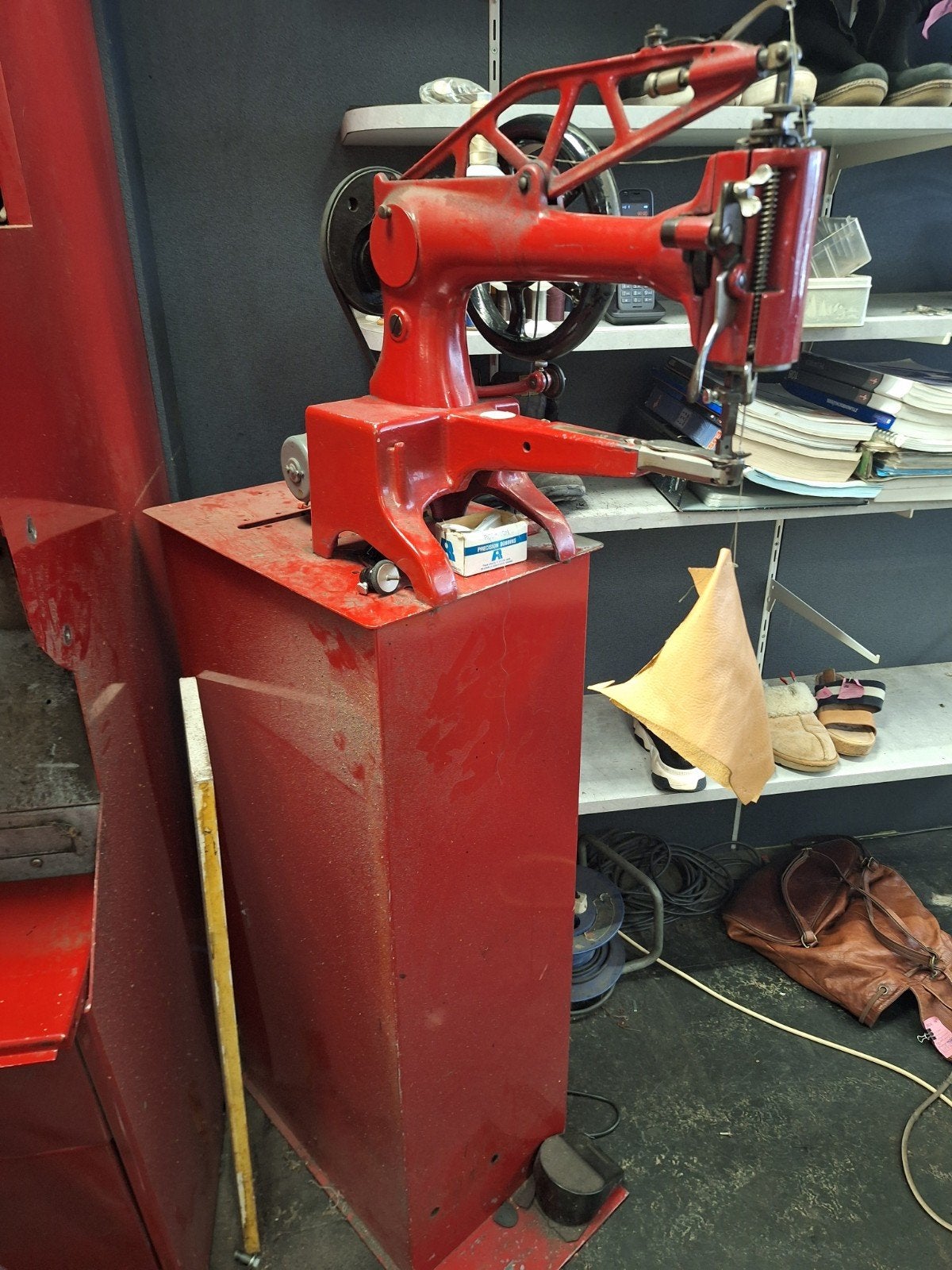 Industriële heavy duty naaimachine op ijzeren sokkel, Ophalen, Gebruikt, Naaimachine, Overige merken