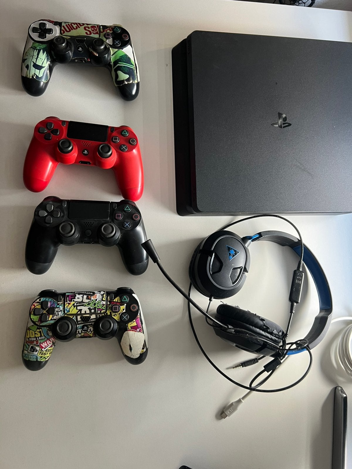 Ps4 slim 4 controllers, Ophalen of Verzenden, Zo goed als nieuw, 1 TB, Met 3 controllers of meer