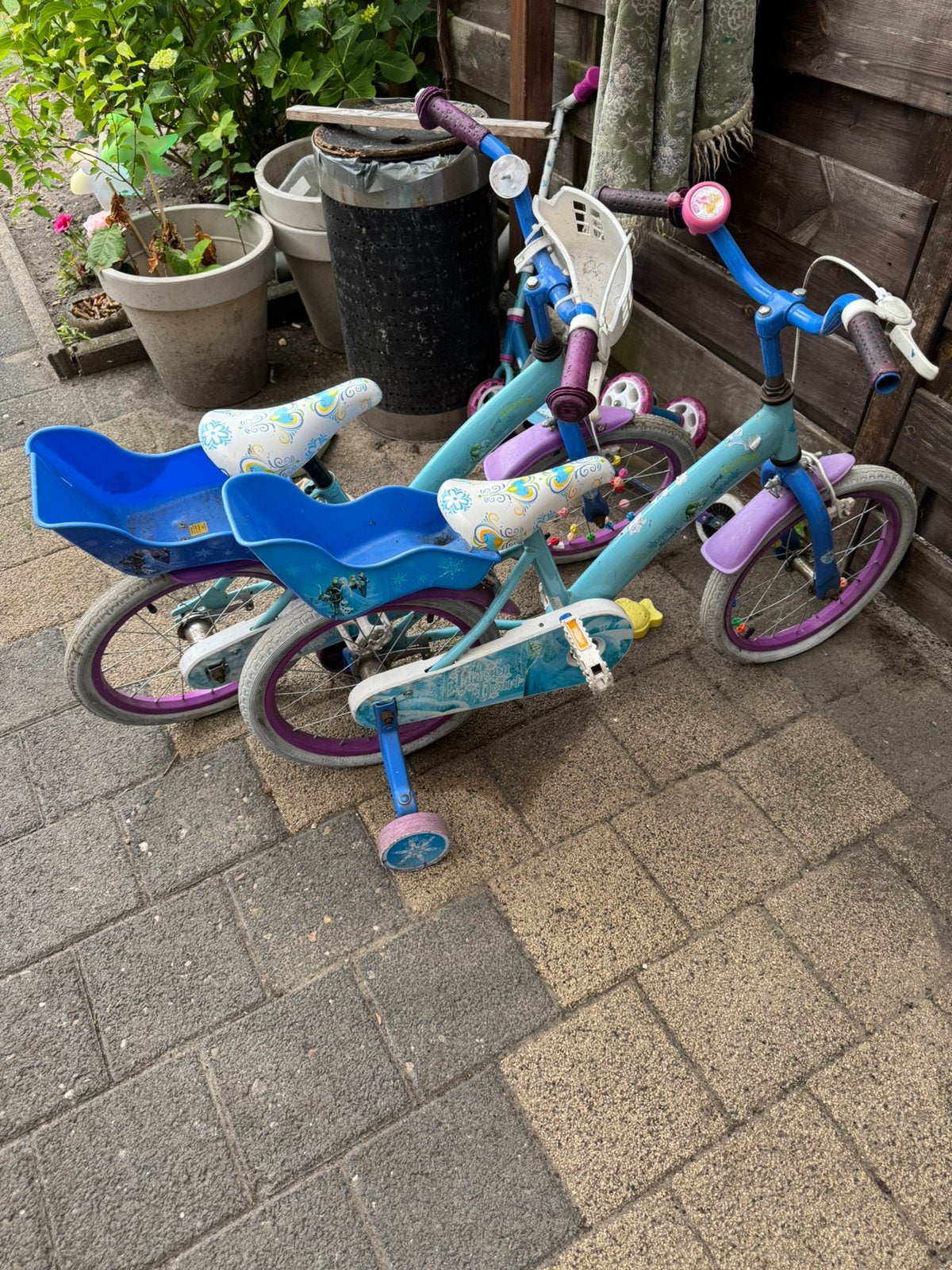 Twee maal frozen 16inch fiets, Fietsen en Brommers, Fietsen | Meisjes, Zo goed als nieuw, 16 inch, Handrem, Terugtraprem, Ophalen