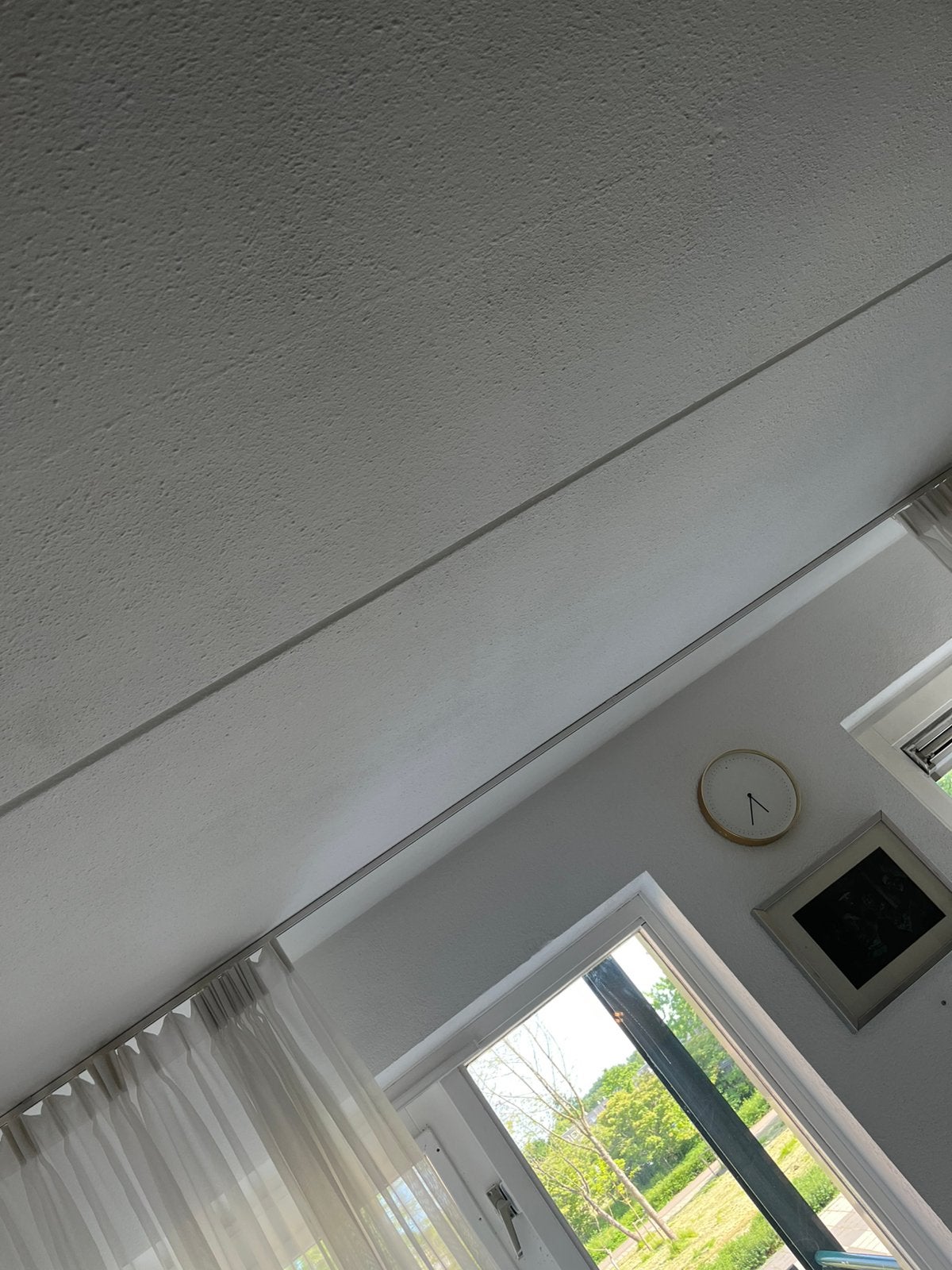 Gezocht ervaren klusjesman rails en gordijnen op te hangen