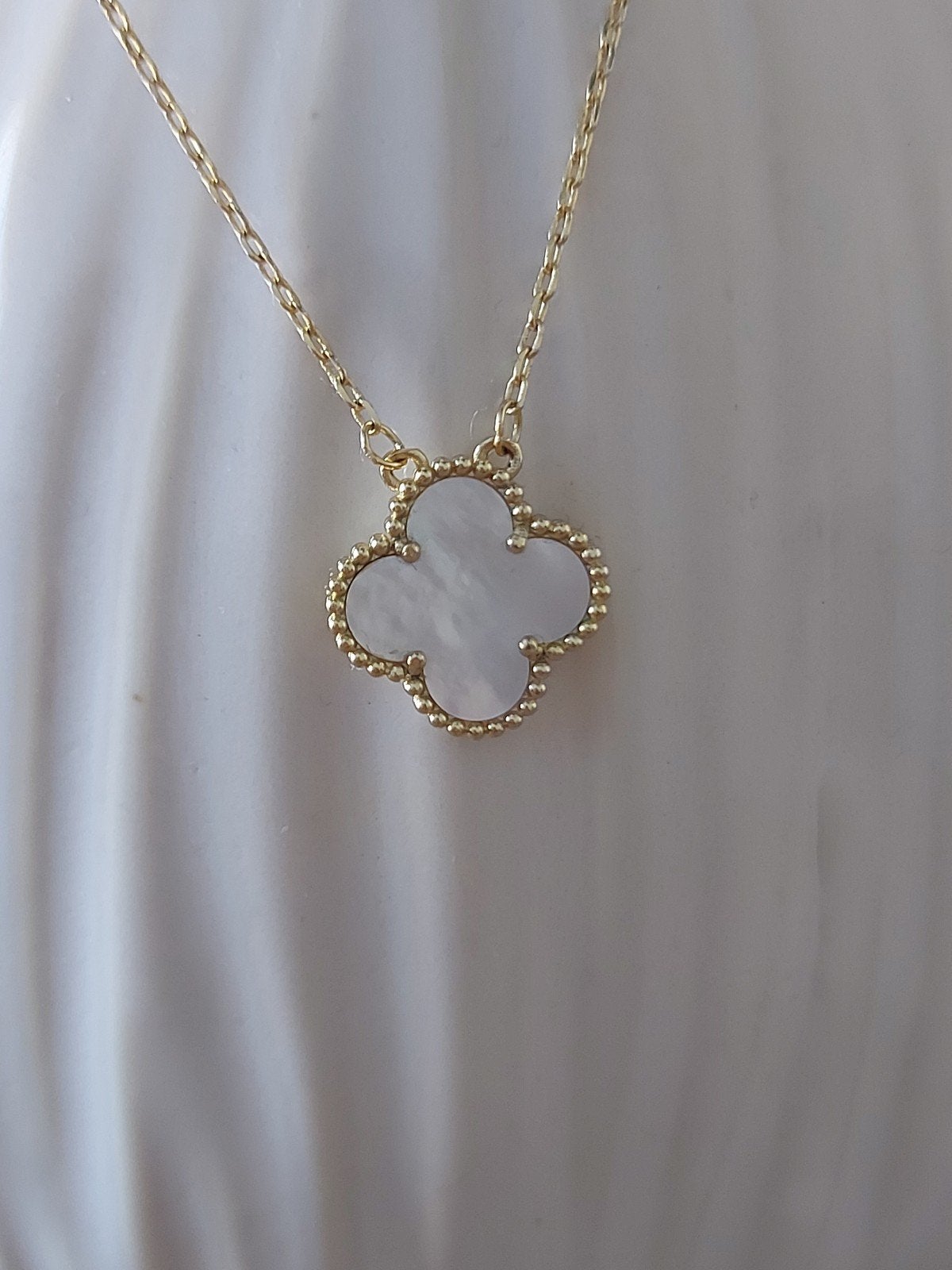 Goudkleurige ketting met klaver charm, Ophalen of Verzenden, Nieuw, Goud, Overige materialen