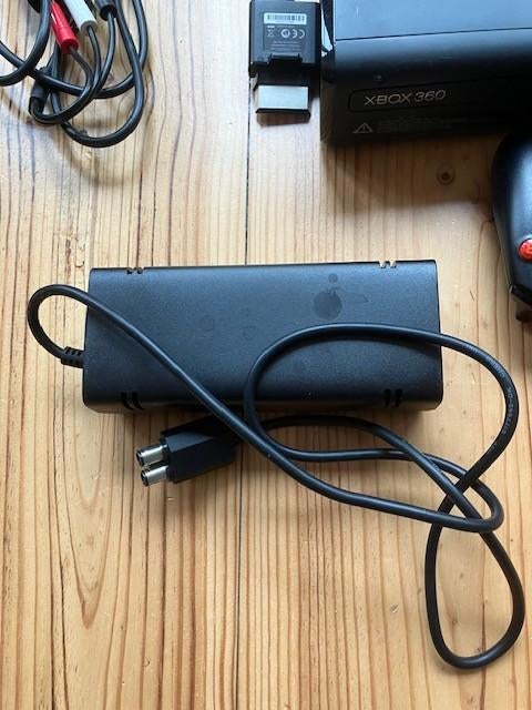 X-box 360 spelcomputer, 360 S, Met 2 controllers, Ophalen of Verzenden, Zo goed als nieuw