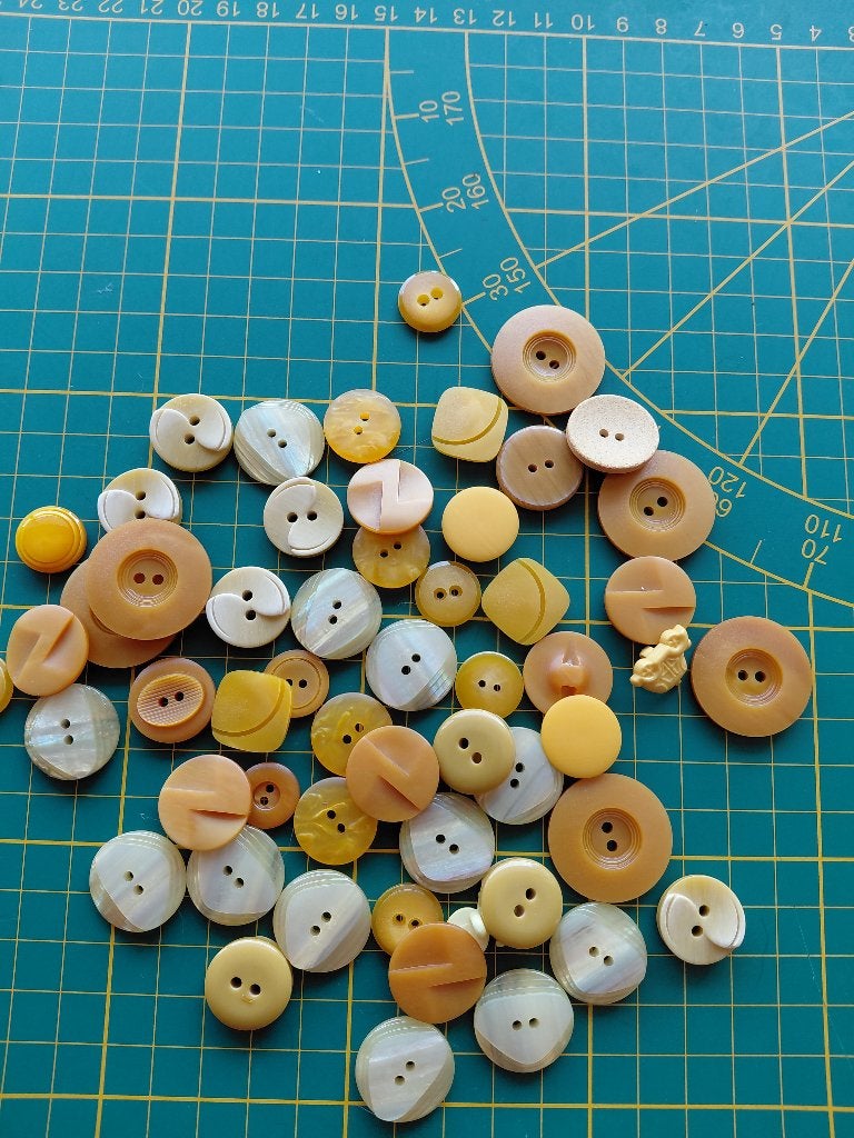 Setje restant gele knopen, Ophalen of Verzenden, Nieuw, Knoop of Knopen