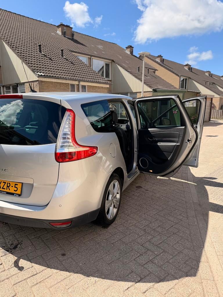 Renault Grand Scenic 2.0 16V 103KW CVT 7P 2011 Grijs, Auto's, Renault, 4 cilinders, 7 stoelen, Particulier, 84 €/maand