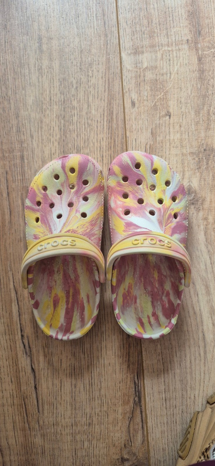 Crocs sandalen voor kinderen - Roze/Geel marmer maat 28/29, Ophalen of Verzenden, Zo goed als nieuw, Crocs, Jongen of Meisje
