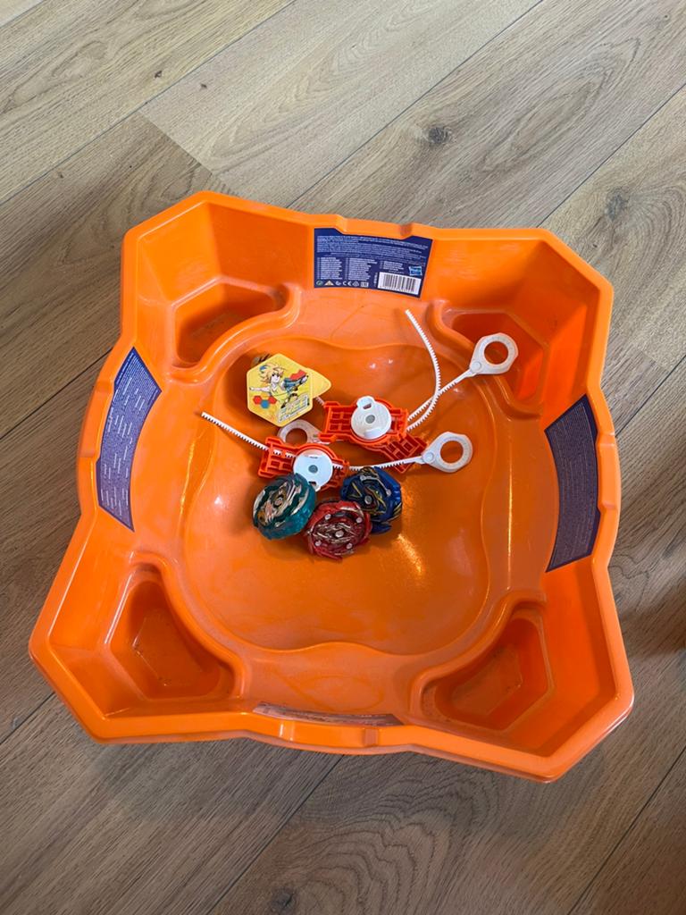 Beyblade arena+ 3 beyblades, Ophalen, Zo goed als nieuw, Jongen of Meisje