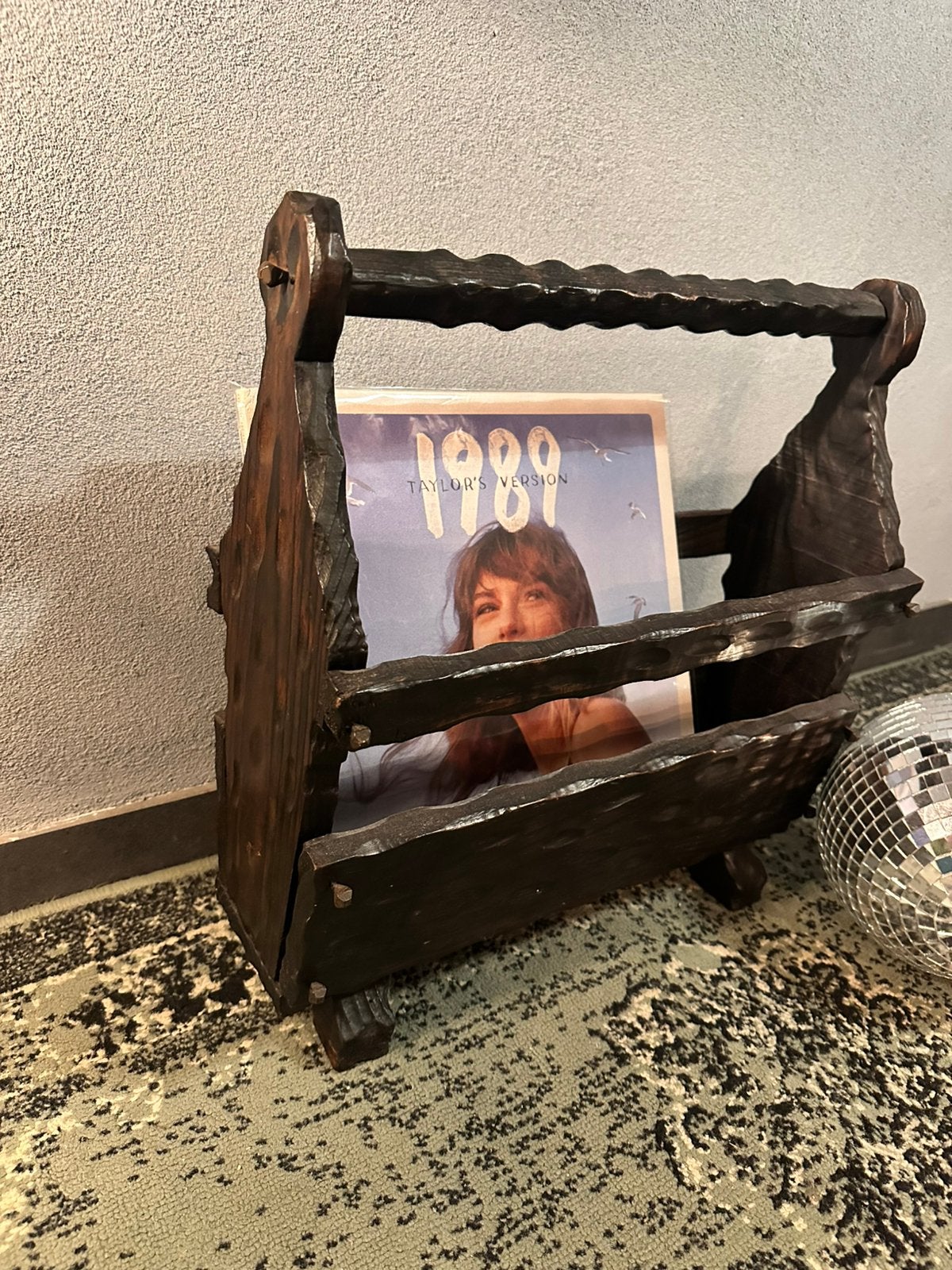 Vintage beutalistische houten platenbak / lectuurbak, Huis en Inrichting, Ophalen of Verzenden, Zo goed als nieuw
