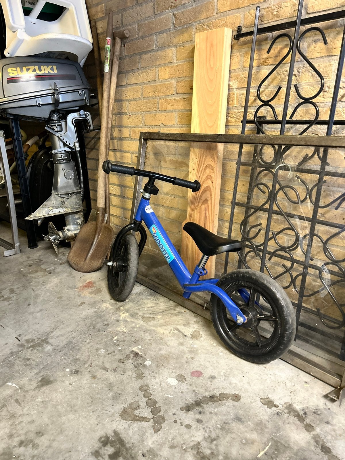 Blauwe loopfiets voor kinderen