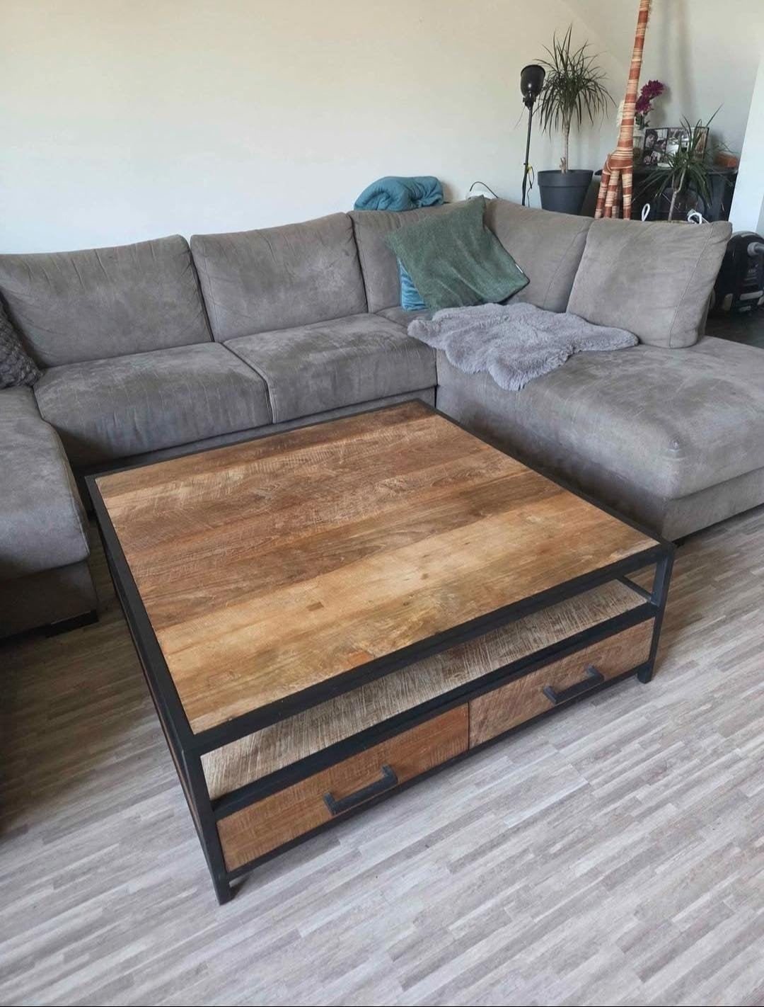 Industriële salontafel van teakhout met stalen onderstel, Huis en Inrichting, Tafels | Salontafels, Vierkant, Nieuw, Ophalen of Verzenden