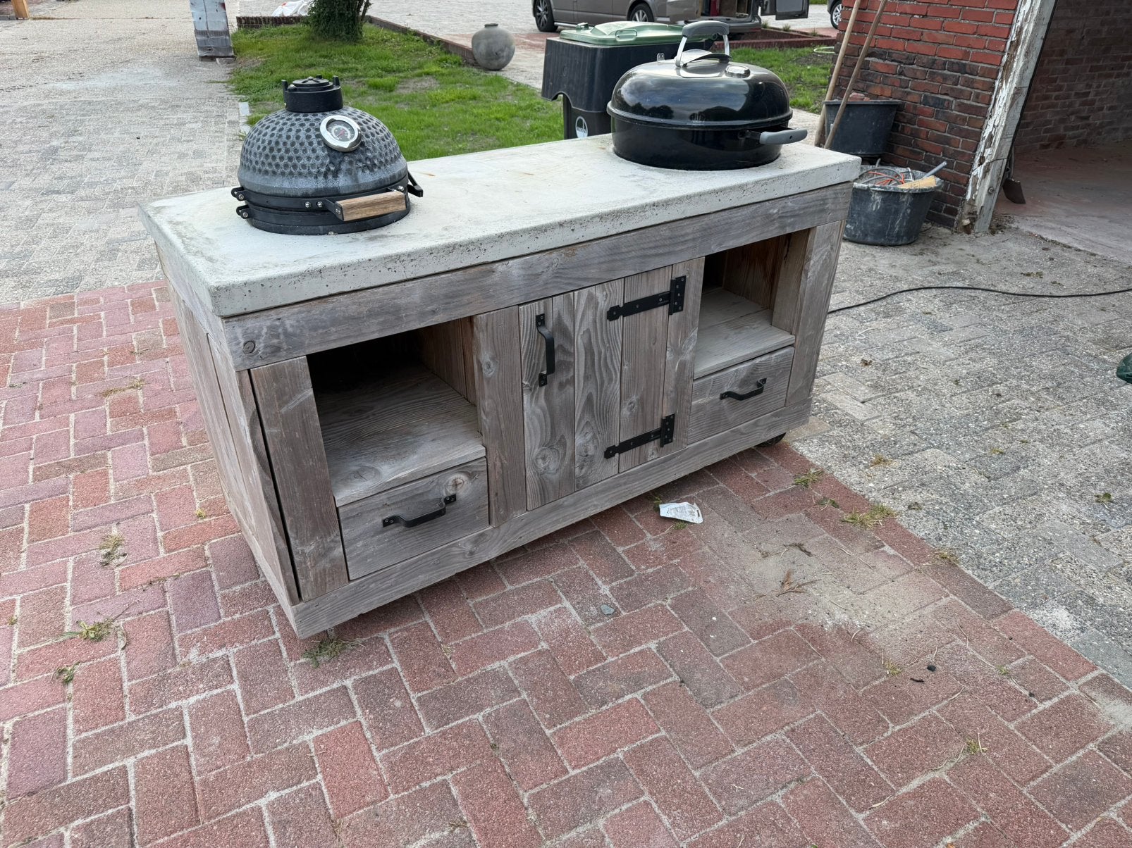Buitenkeuken voorzien van weber bbq, egg en koelkast, Ophalen, Zo goed als nieuw, Houtskool