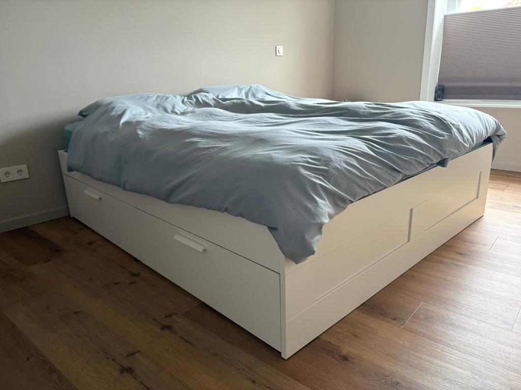 IKEA BRIMNES bed met lades, wit, 180x200 cm, Wit, Tweepersoons, Ophalen of Verzenden, Zo goed als nieuw