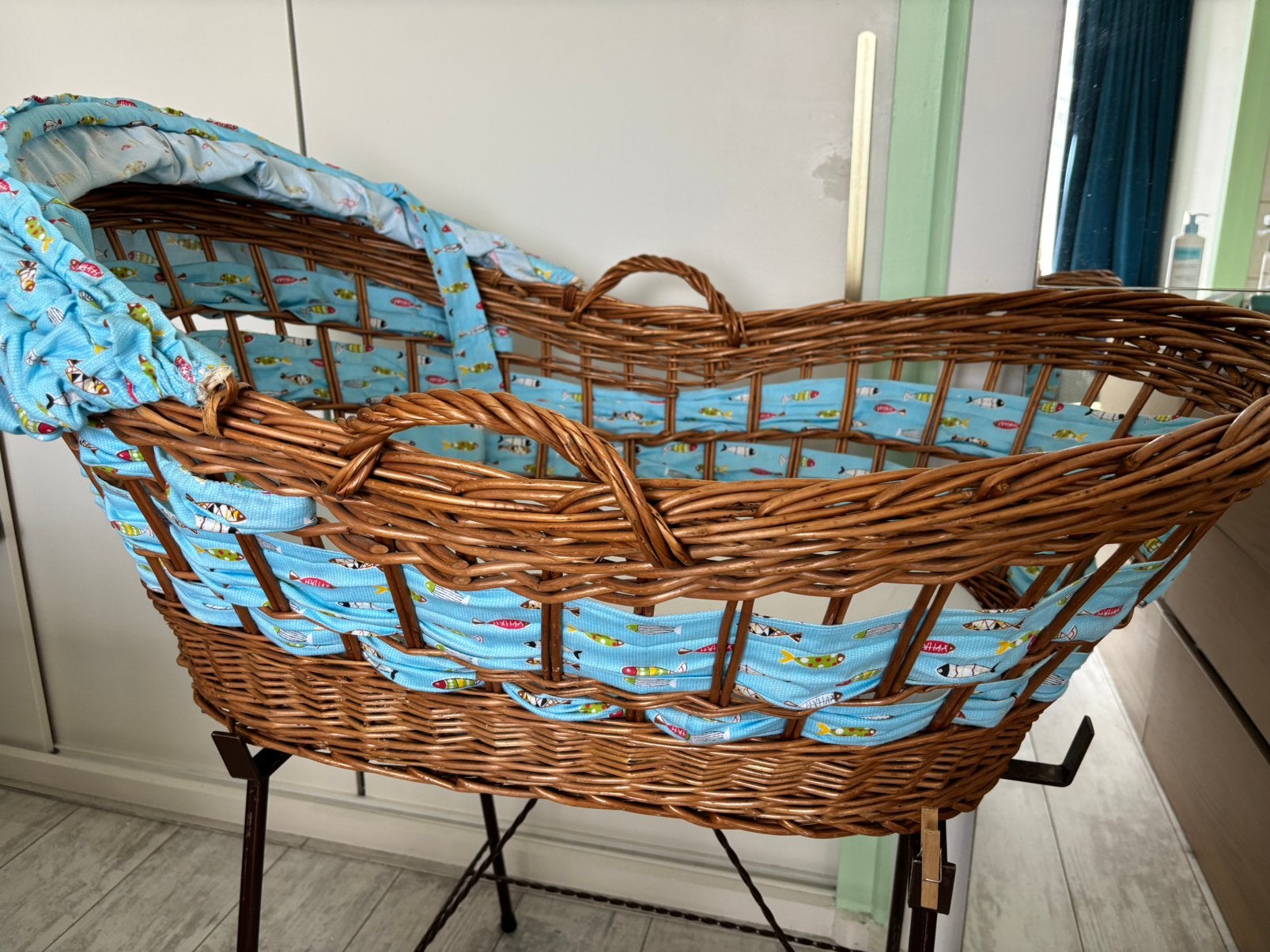 Vintage rotan wiegje op metalen frame, Ophalen, Gebruikt, Minder dan 140 cm, Minder dan 70 cm