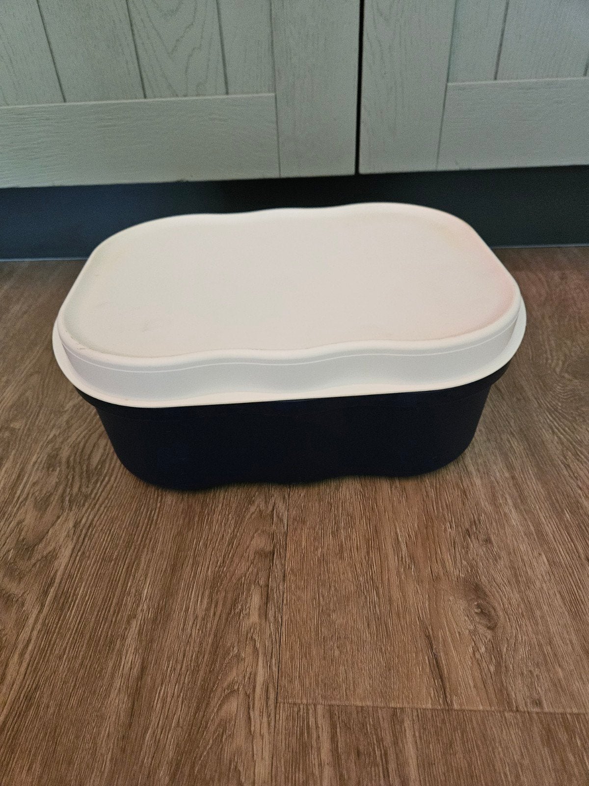 Tupperware Broodbak / Brooddoos - Donkerblauw met Wit, Gebruikt, Bewaardoos, Blauw, Ophalen of Verzenden