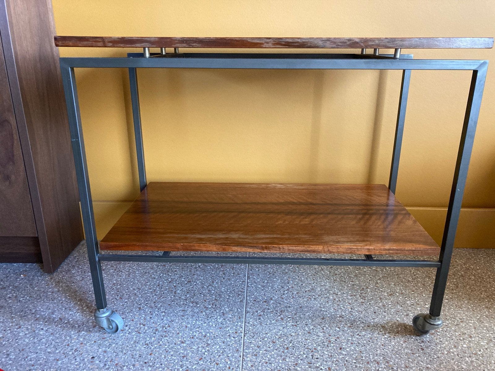 Tafel met houten bladen en metalen frame op wielen, Gebruikt, 55 tot 75 cm, Rechthoekig, Hout