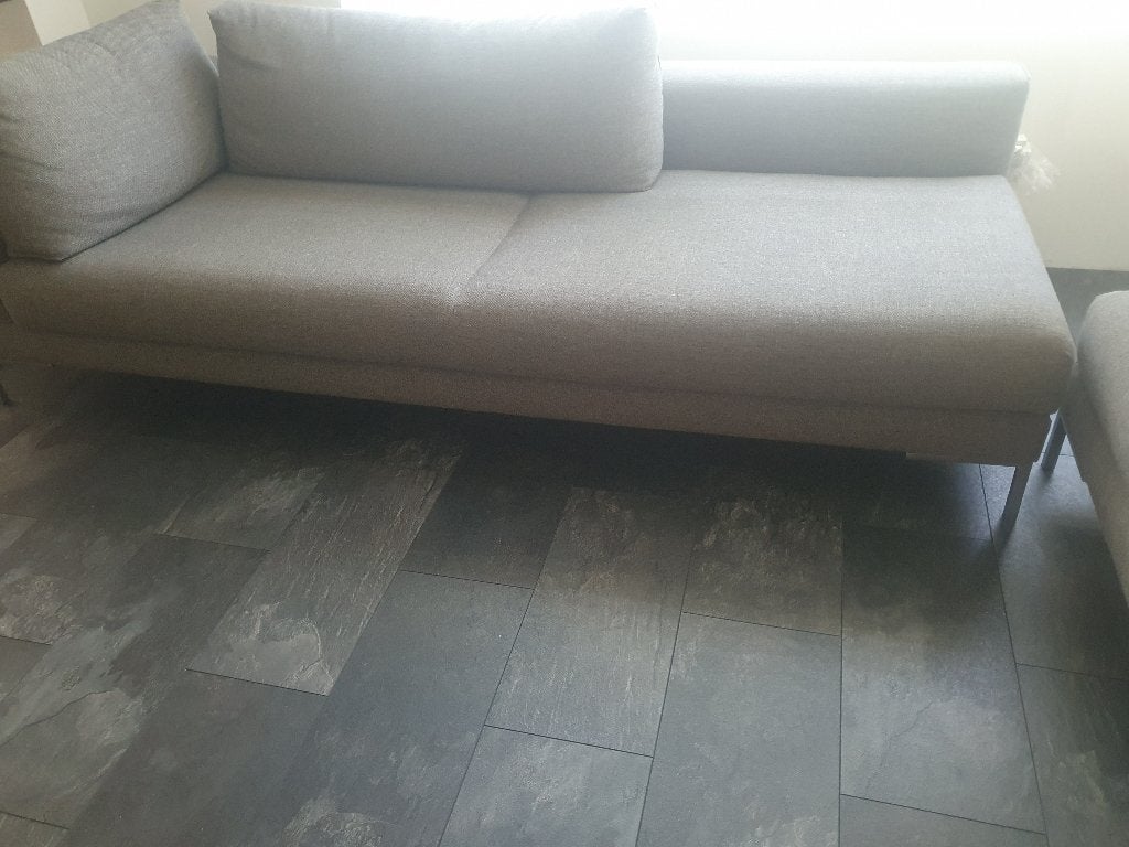 Design on Stock Aikon bank (250x100 cm)+ Aikon hocker/poef, Huis en Inrichting, Ophalen, Zo goed als nieuw, Rechte bank, Stof