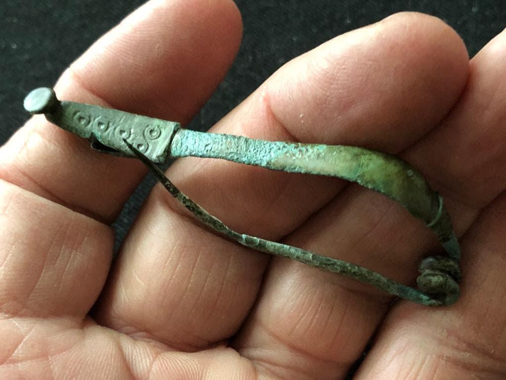 Keltische DRAAD FIBULA bodemvondst mantelspeld 2200jr oud !, Ophalen of Verzenden, Brons