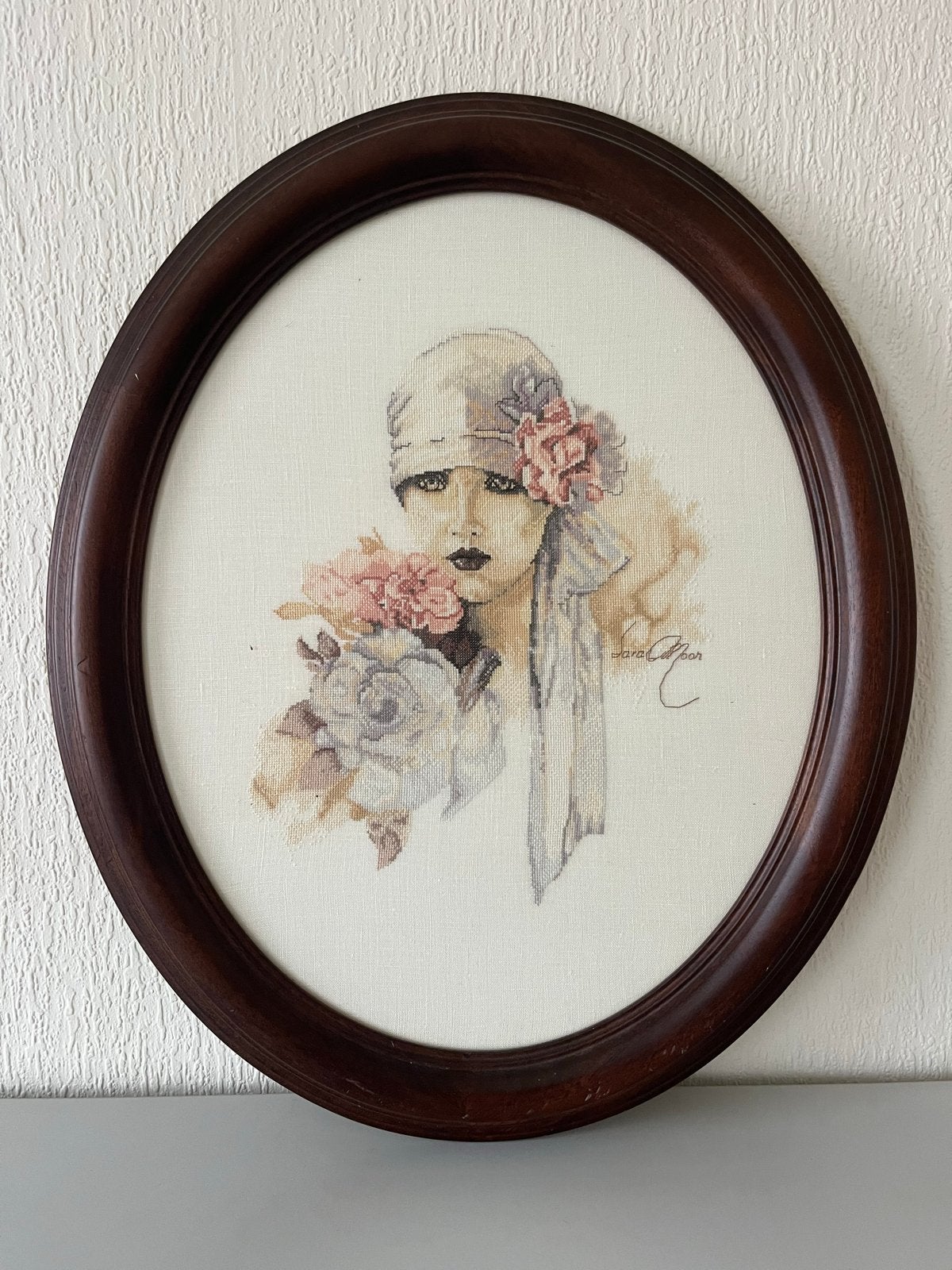 Ovaal borduurwerk Sara Moon, Antiek en Kunst, Kunst | Tekeningen en Foto's, Ophalen, Overige typen, Overige technieken, Ingelijst
