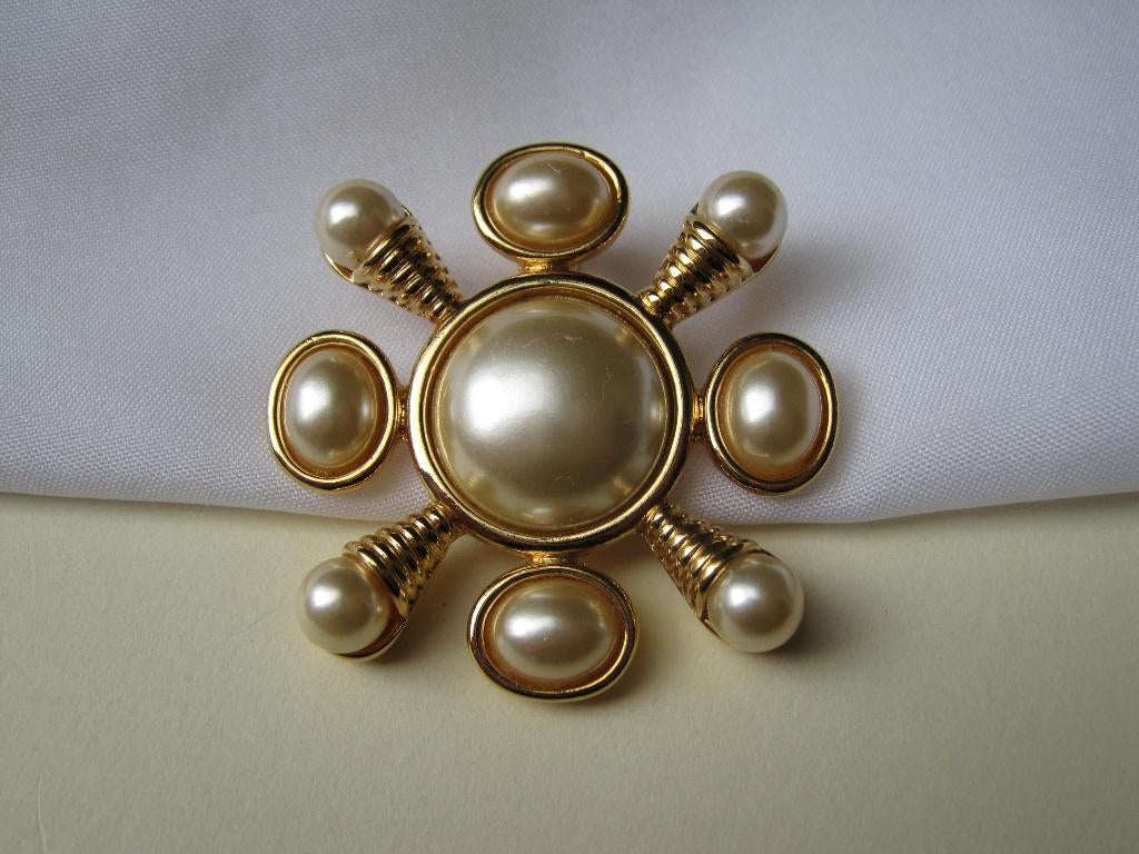 Kettinghanger broche Kenneth Jay Lane /4.8 cm, Overige materialen, Overige kleuren, Verzenden, Zo goed als nieuw