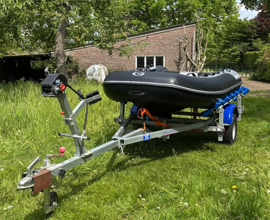 Topstaat: Gala A270D zwart + Suzuki 9.9 pk + Sun Way trailer, Watersport en Boten, Ophalen, Aluminium, 10 pk, Zo goed als nieuw