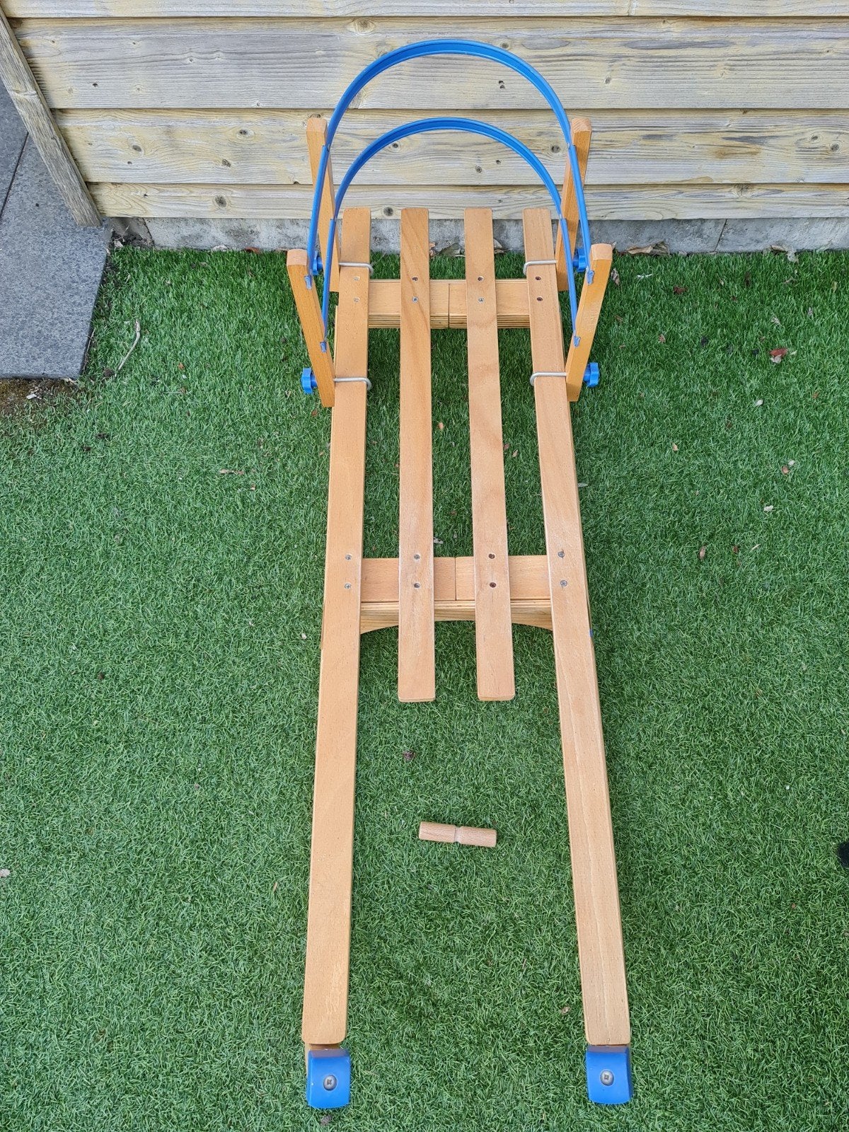 Houten slee met rugleuning - Zo goed als nieuw, Kinderen en Baby's, Speelgoed | Buiten | Sleeën, Ophalen, Rugleuning, Zo goed als nieuw