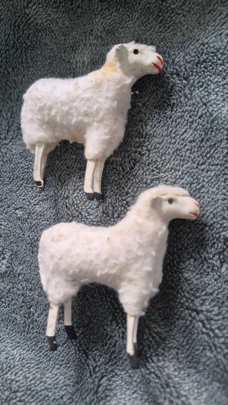2 Antiek wollen kerstgroep schaapje met een papier mache kop, Ophalen of Verzenden