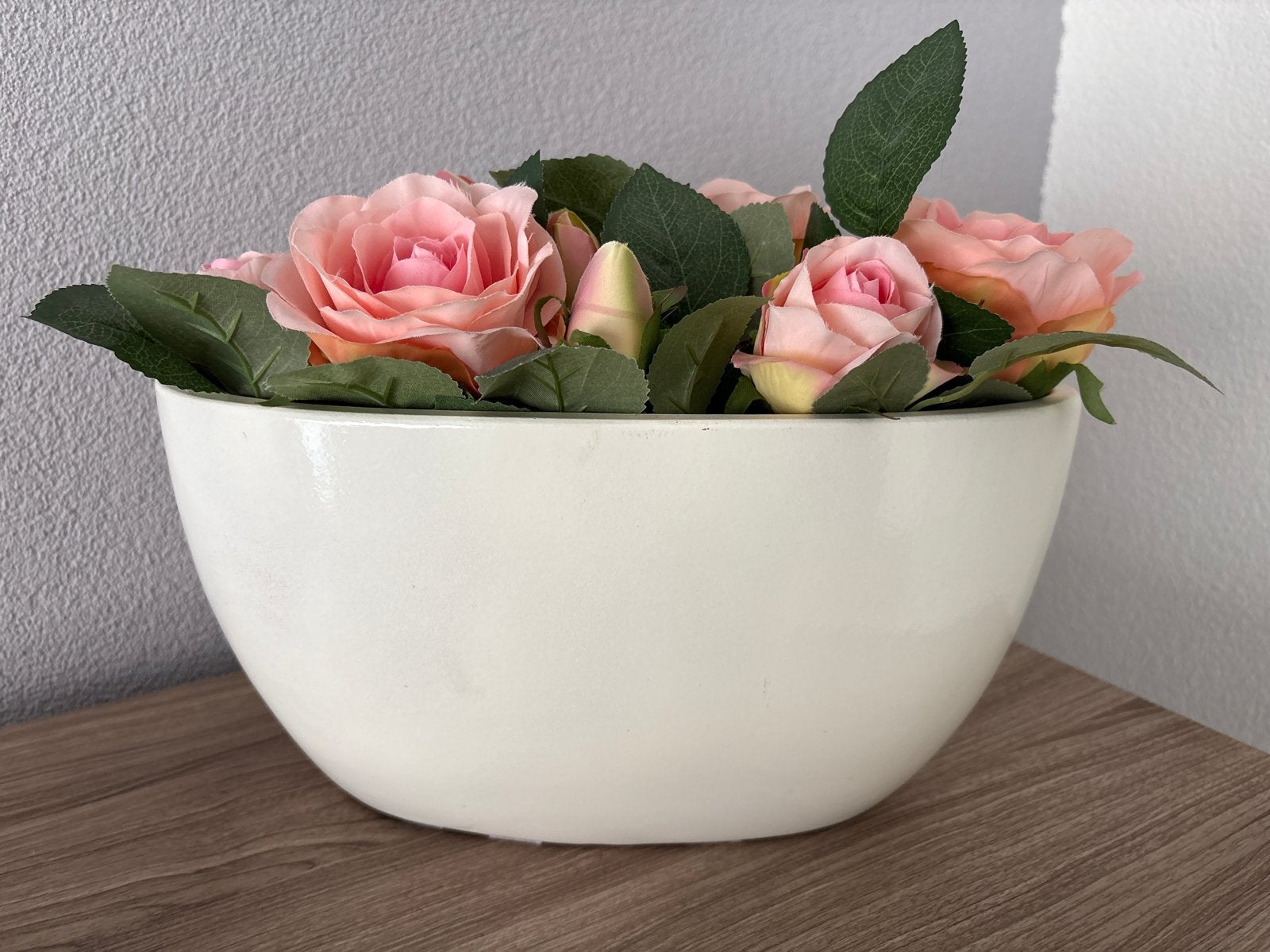 Decoratieve schaal met kunstbloemen, Huis en Inrichting, Woonaccessoires | Vazen, Ophalen, Wit, Aardewerk of Porselein, Zo goed als nieuw