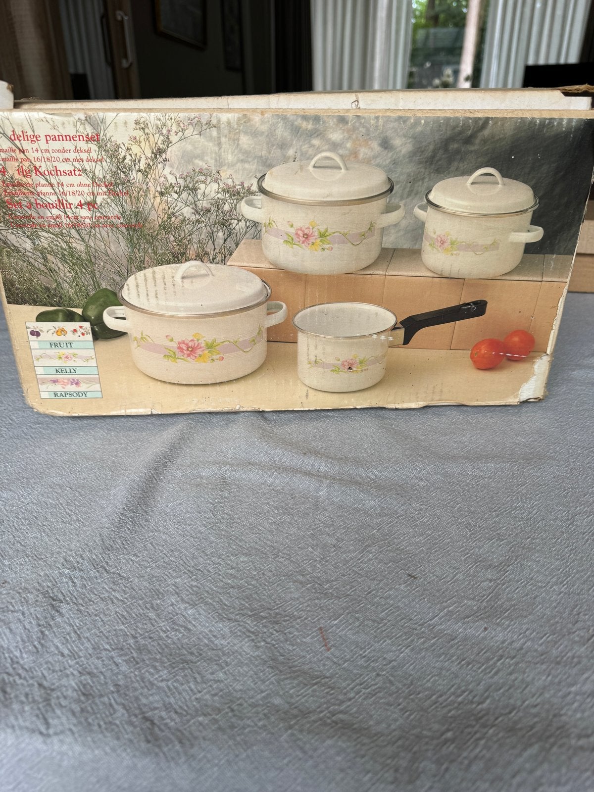 Vintage Emaille Pannenset - 4-delig met bloemmotief, Met deksel, Nieuw, Pannenset, Ophalen of Verzenden