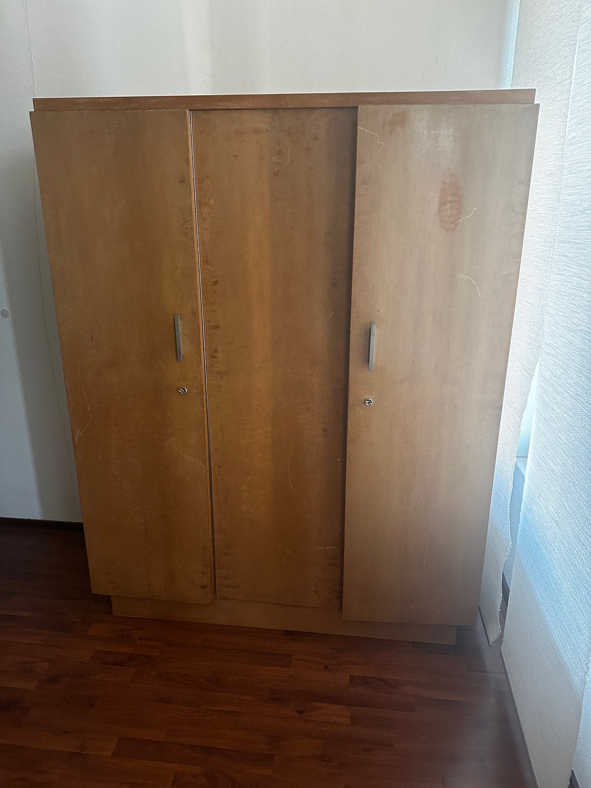 Vintage houten kledingkast met 3 deuren en legplanken, Ophalen