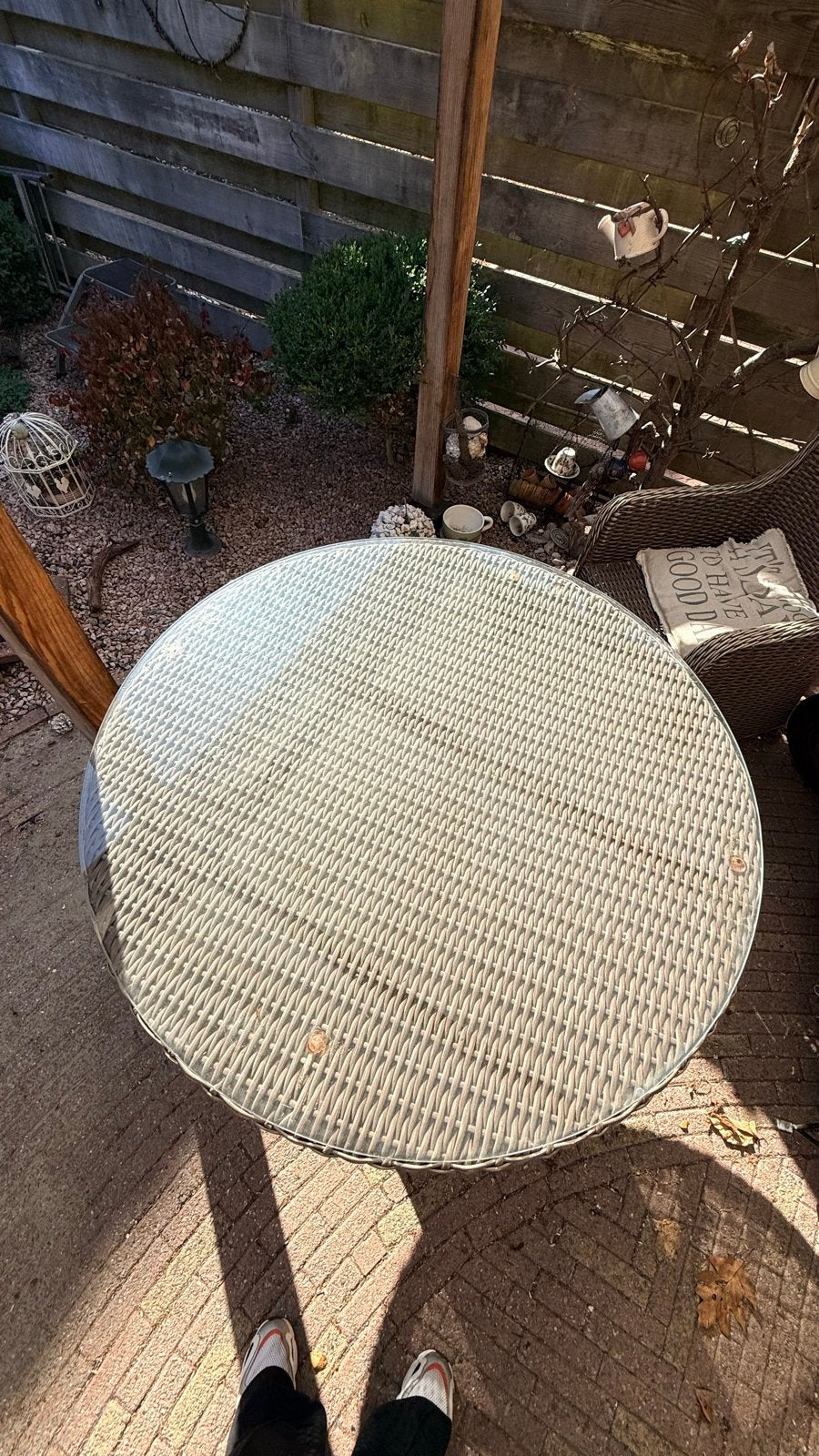 Wicker tuintafel: ronde tafel met glazen blad