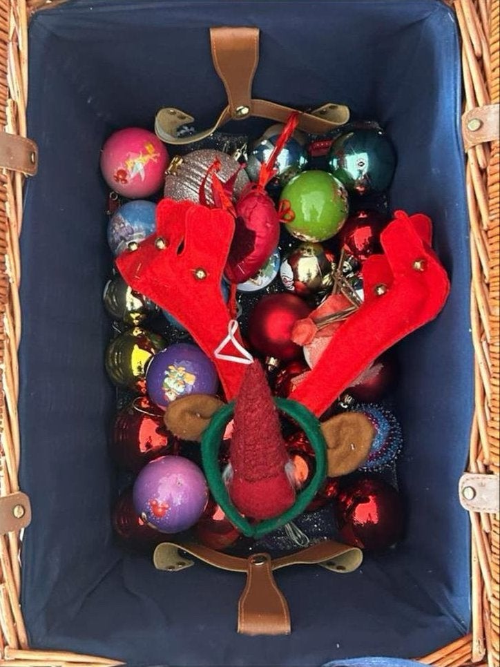 Kerstversiering in picnic rietenmand, Diversen, Kerst, Ophalen