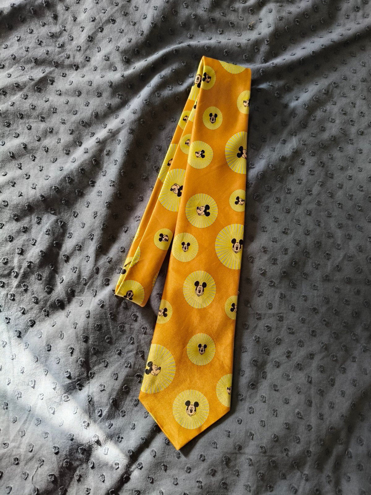 Vintage Mickey Mouse stropdas - Geel met patroon, Mickey Unlimited, Geel, Ophalen of Verzenden, Zo goed als nieuw