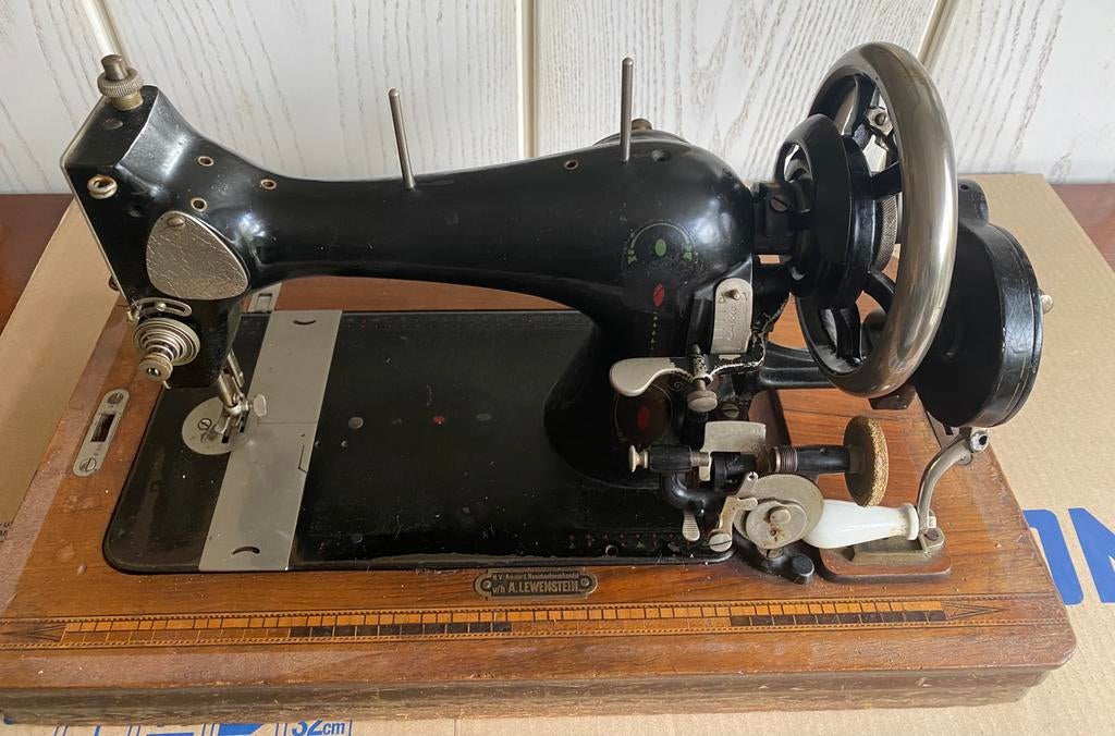 Lewenstein naaimachine, Ophalen