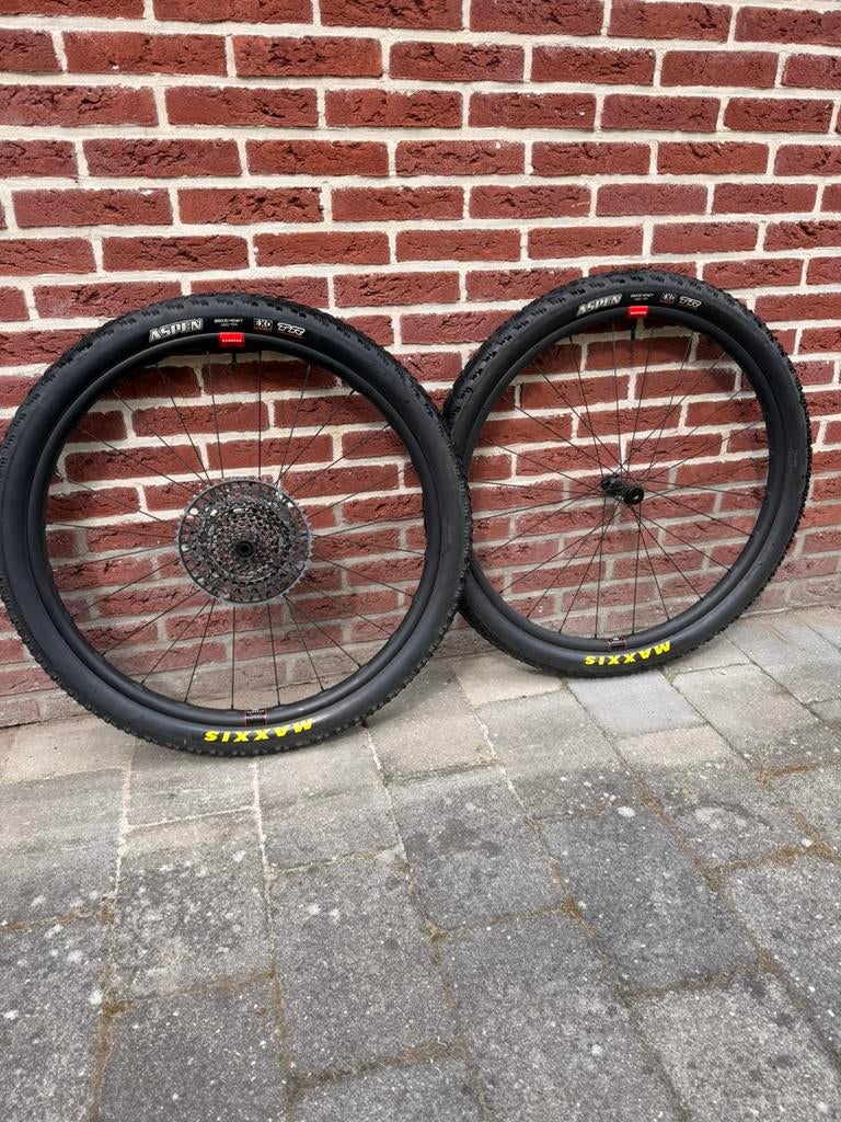 Reserve XC28 carbon wielen DT Swiss 180, Ophalen, Zo goed als nieuw, Carbon