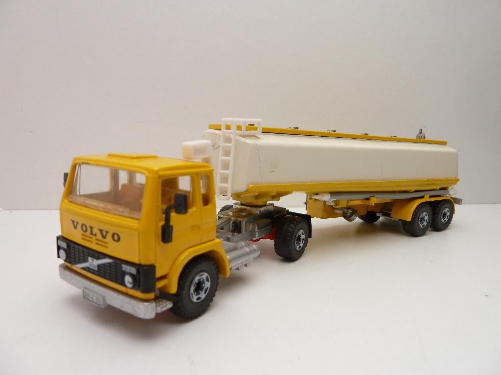 Volvo FL 7  met tankoplegger  '' Siku 1/55 '', Hobby en Vrije tijd, Modelauto's | 1:50, Ophalen of Verzenden, Zo goed als nieuw