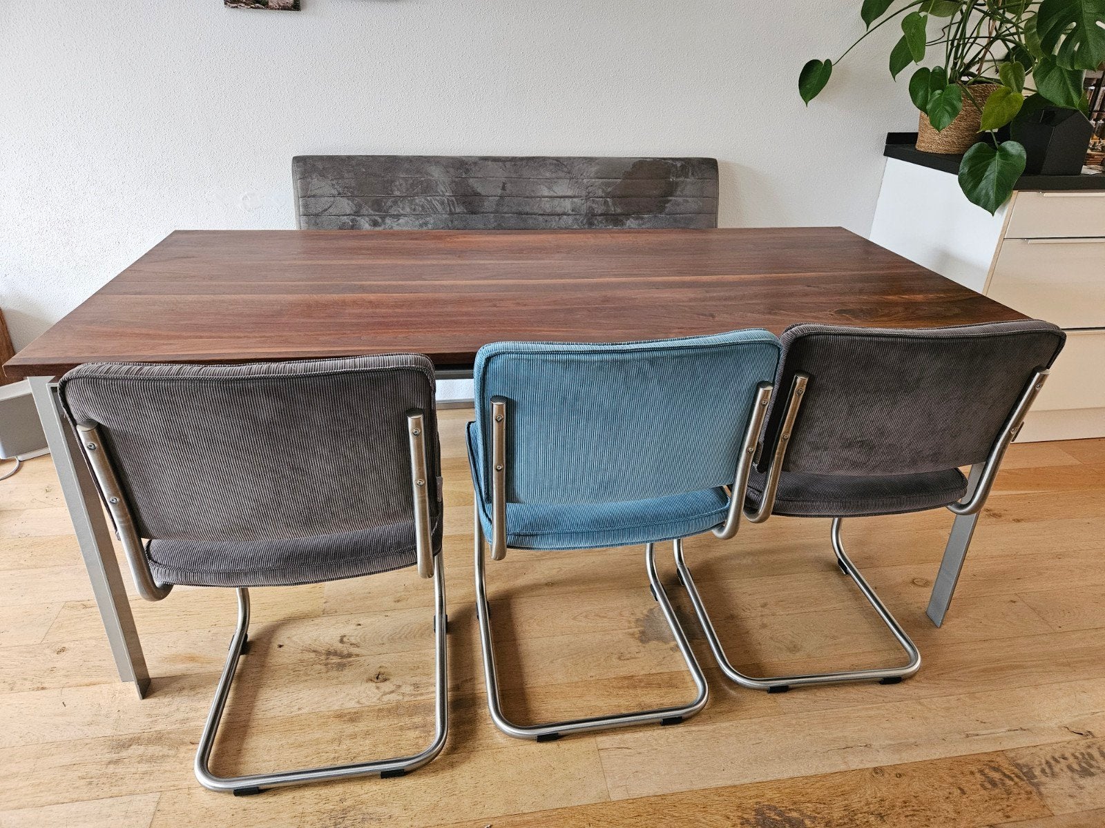 Design eettafel Harvink notenhout met metalen onderstel, Gebruikt, Modern, Industrieel, 50 tot 100 cm, Vijf personen of meer