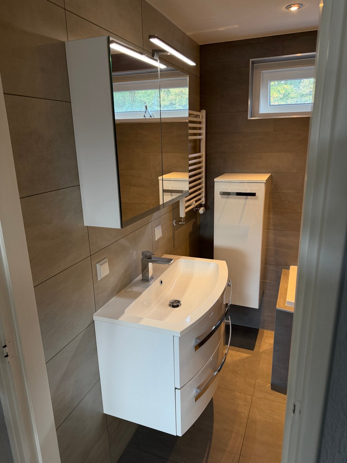 Complete badkamer zo goed als nieuw, Ophalen, Zo goed als nieuw, Met bad