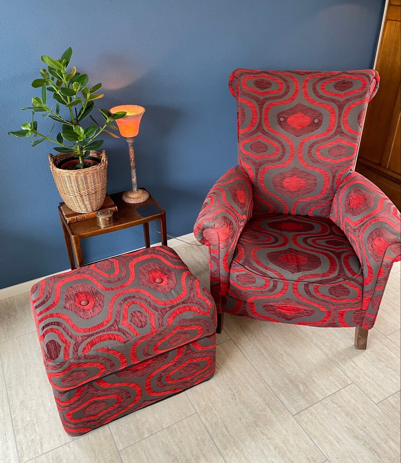 Fauteuil met poef in retro stijl - rood/grijs patroon, Ophalen, Gebruikt, Minder dan 75 cm, 75 tot 100 cm