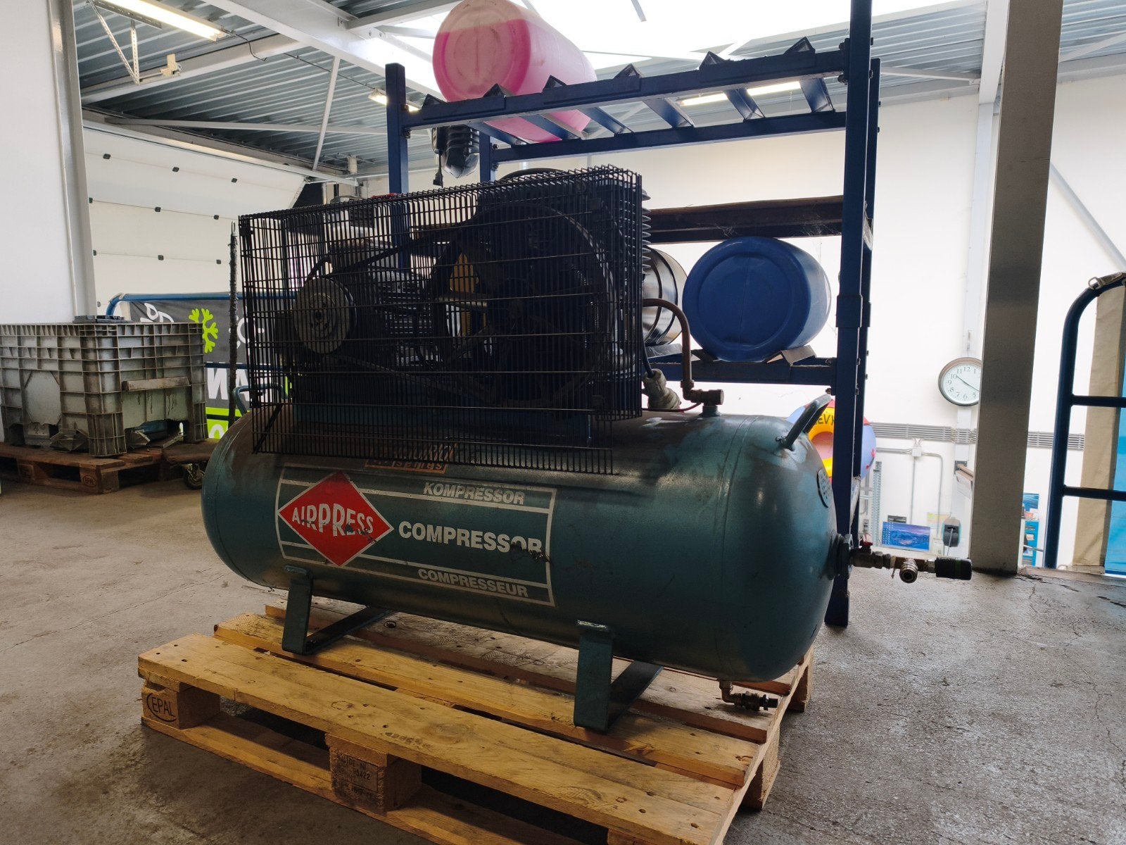 200 liter compressor, perfect werkend, 380 volt, Ophalen, Gebruikt, 400 tot 800 liter/min, 10 bar of meer