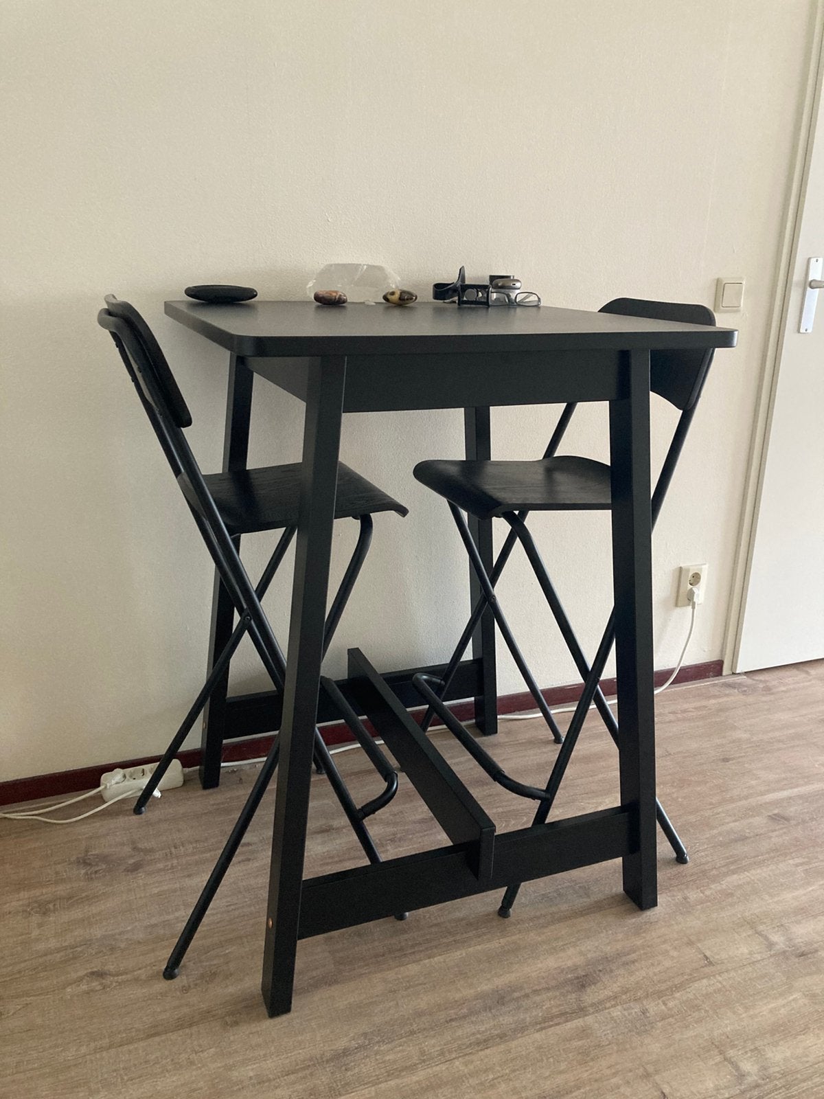 Bartafel met 2 krukken, donkerbruin, 74x74cm, 102cm hoog, Ophalen, Zo goed als nieuw