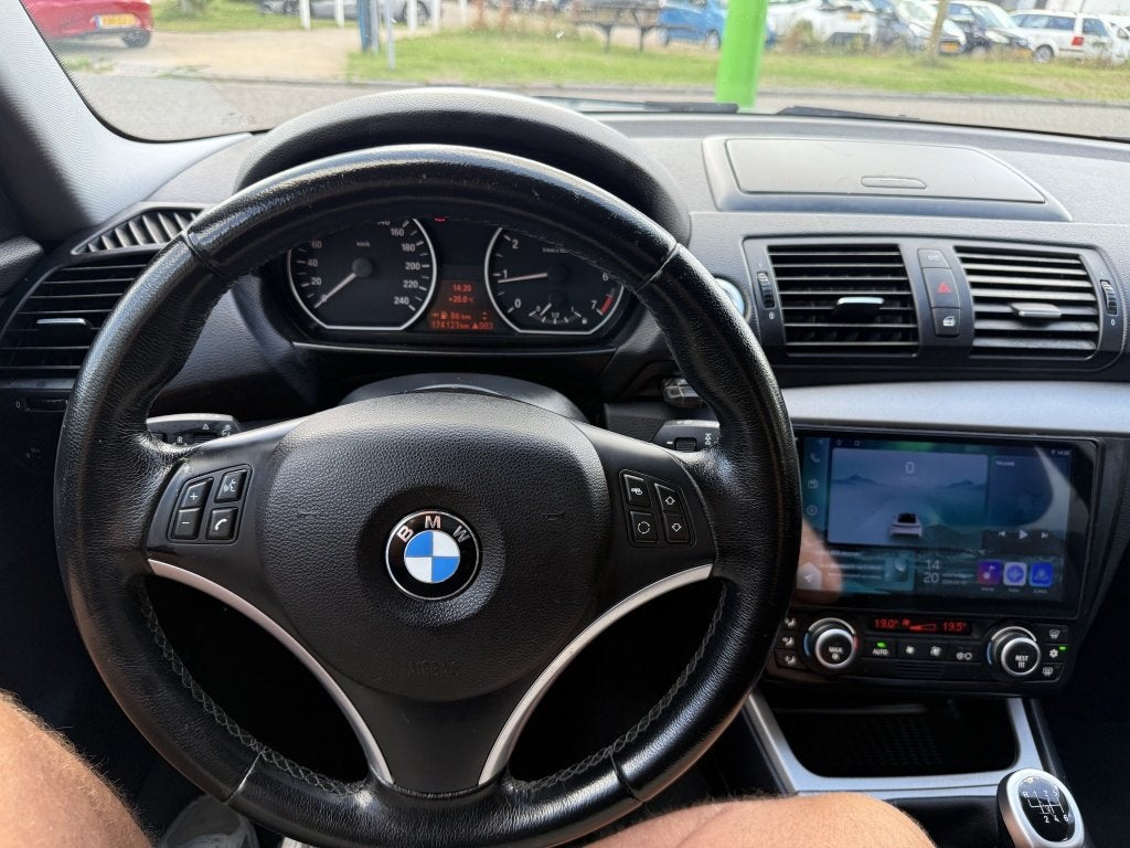 Foto 12 van BMW 1-serie 116i airco 6 versn navigatie 174dkm (bj 2009)