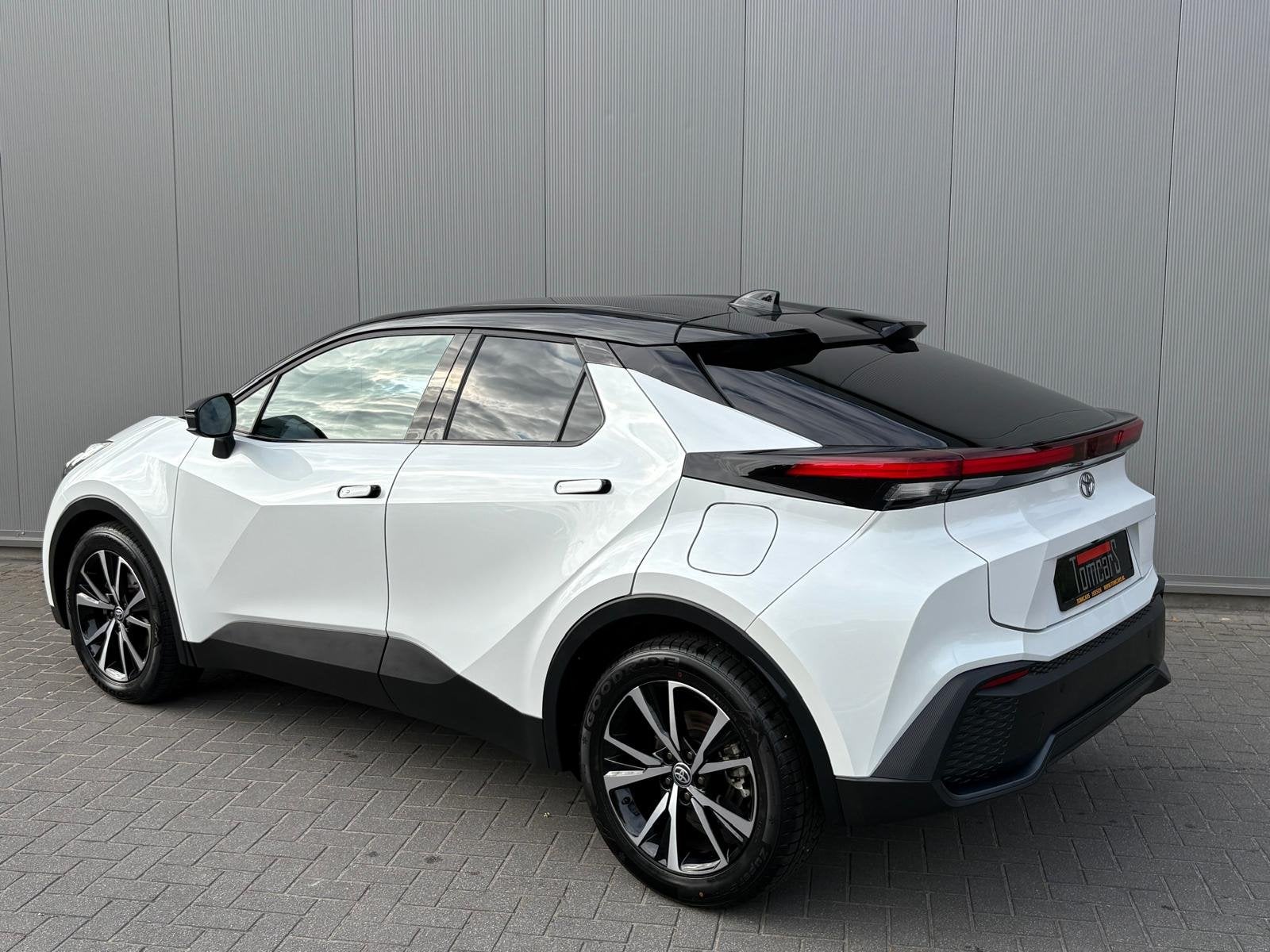 Toyota C-HR 1.8 Hybrid 140PK First Edition Bi-Tone/Winter-pa, Auto's, 12 maanden, Stof, 4 cilinders, Wit