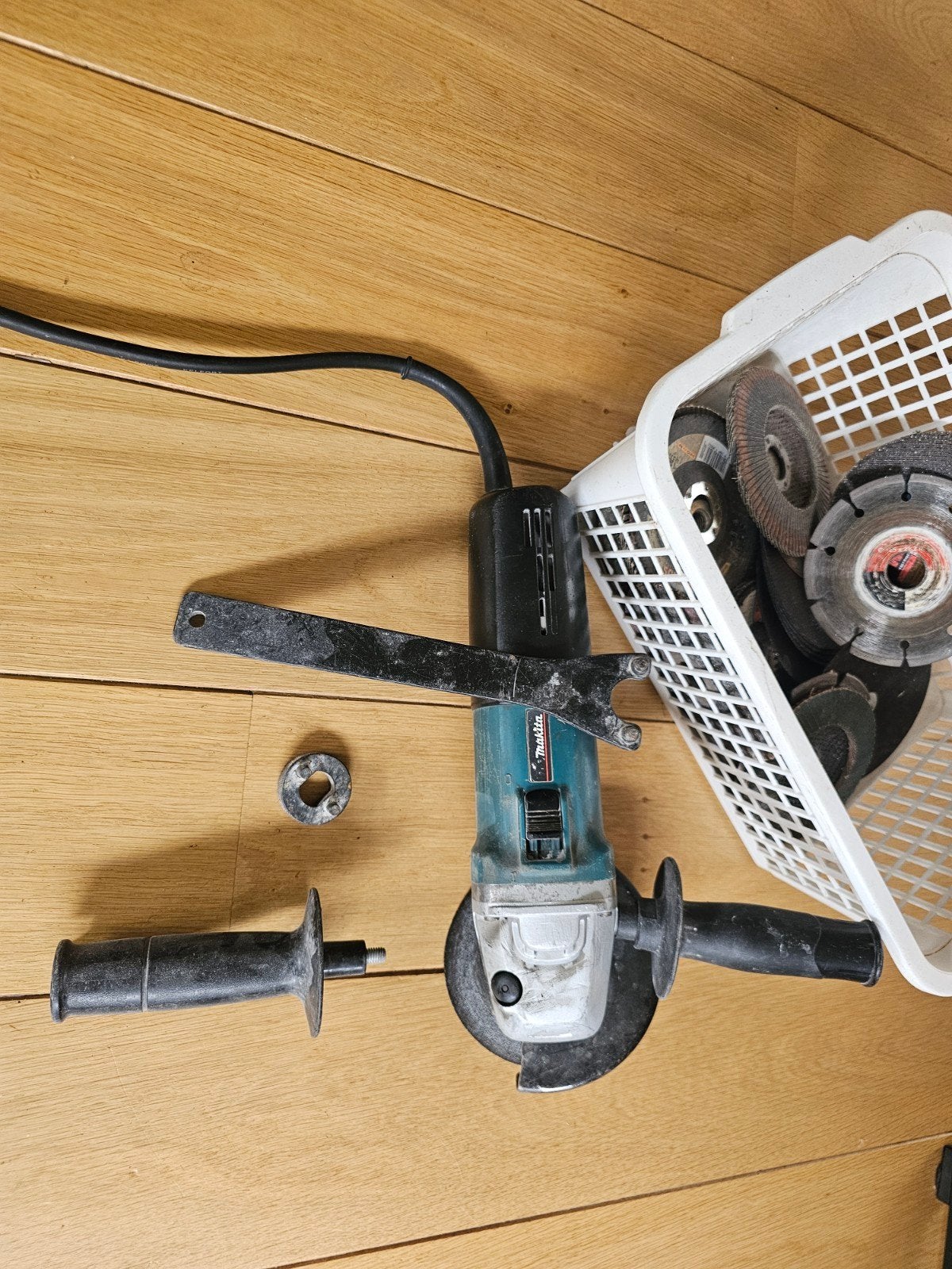 Makita Slijptol 9562CV met toebehoren op snoer, Ophalen, Gebruikt, 1000 watt of meer, Haakse handslijpmachine