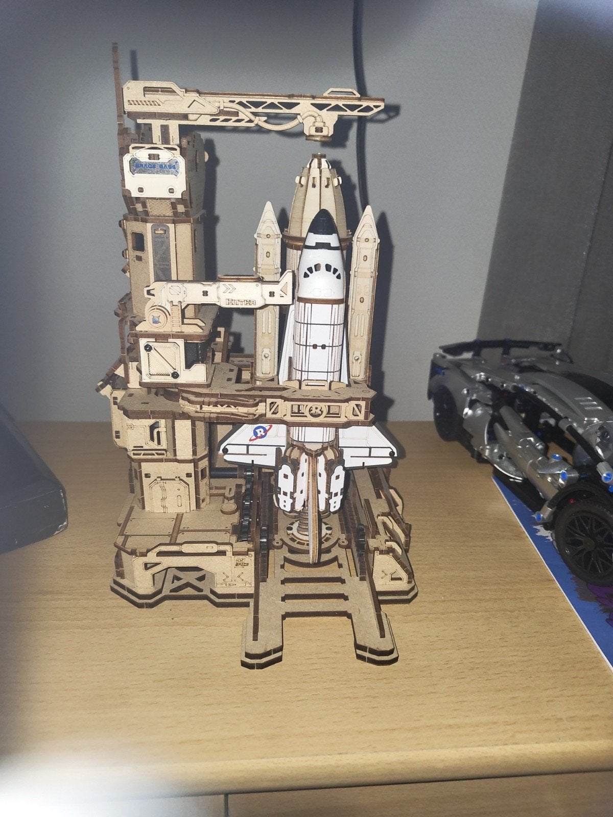 Houten modelbouw raketlanceerplatform met spaceshuttle, Overige merken, Ophalen of Verzenden, Zo goed als nieuw, Groter dan 1:32